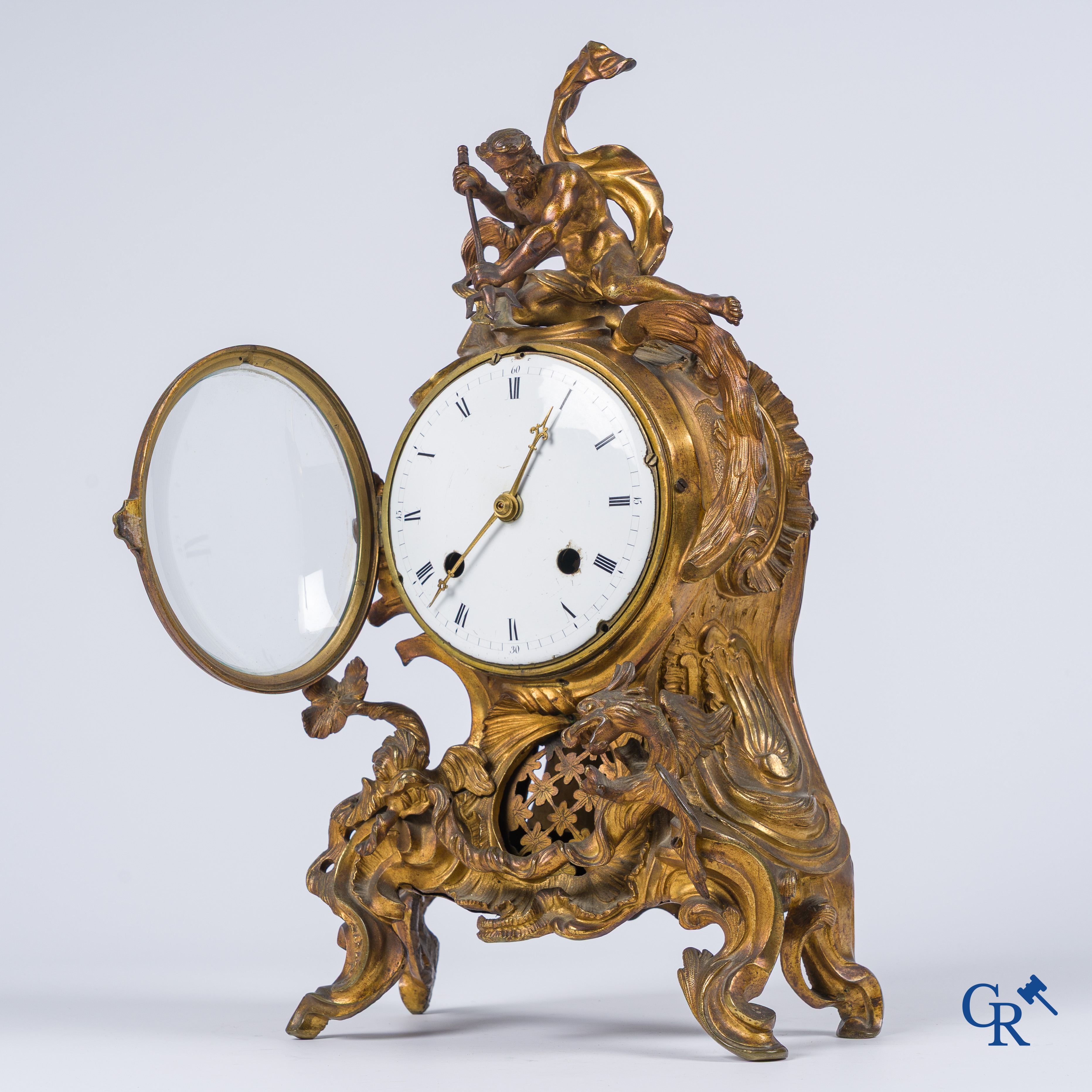 Epoque Louis XV. Pendule LXV en bronze doré orné de Neptune et des animaux marins dans le goût de Charles Cressent.