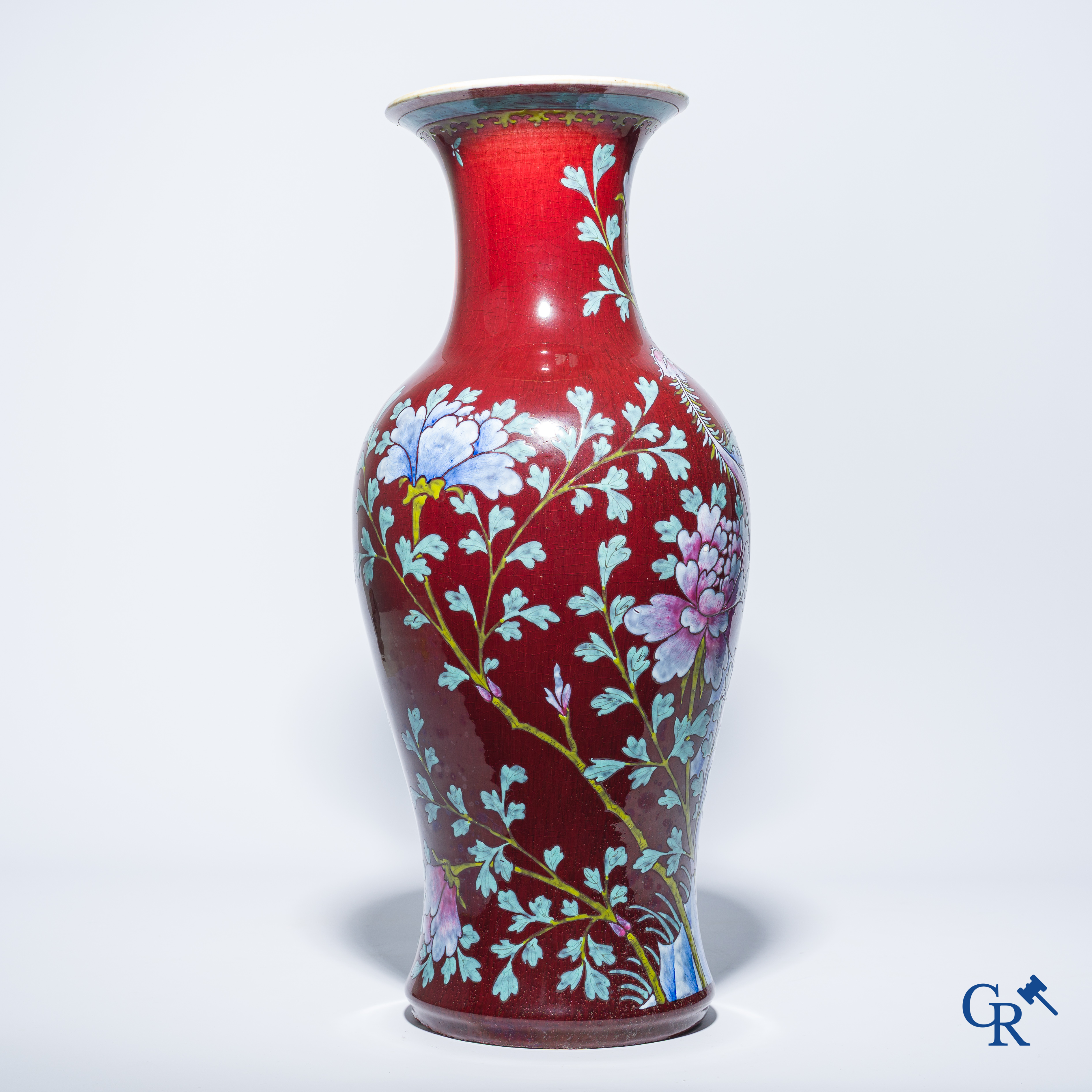 Asian Art, a Chinese porcelain sang the boeuf vase with overglaze decor of phoenixes. 19th century.