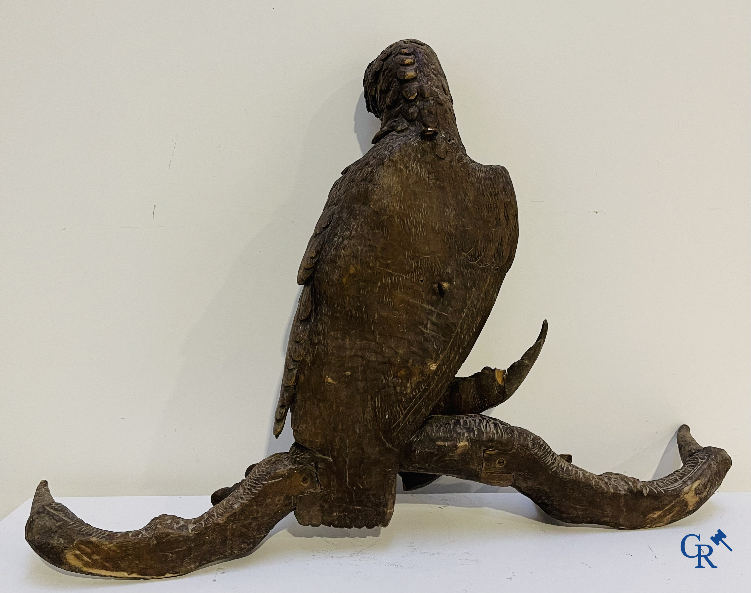 Zwarte Woud, een porte-manteau in zogenaamd "Black Forest" houtsnijwerk, een uil met prooi voorstellend. Eind 19e eeuw.