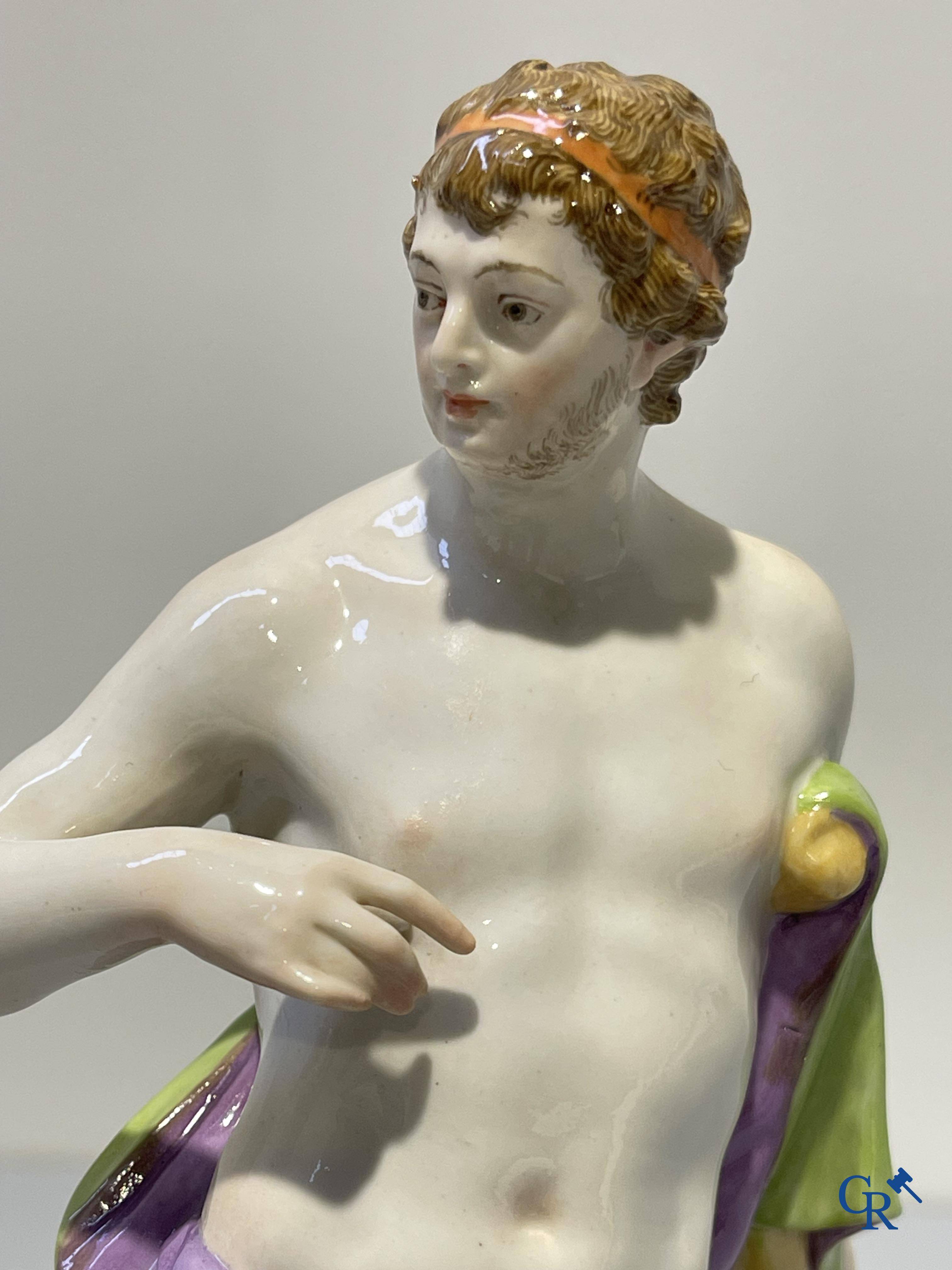 Porcelaine européenne, KPM-Berlin, représentation finement décorée d'un berger. Marqué. 19ème siècle.