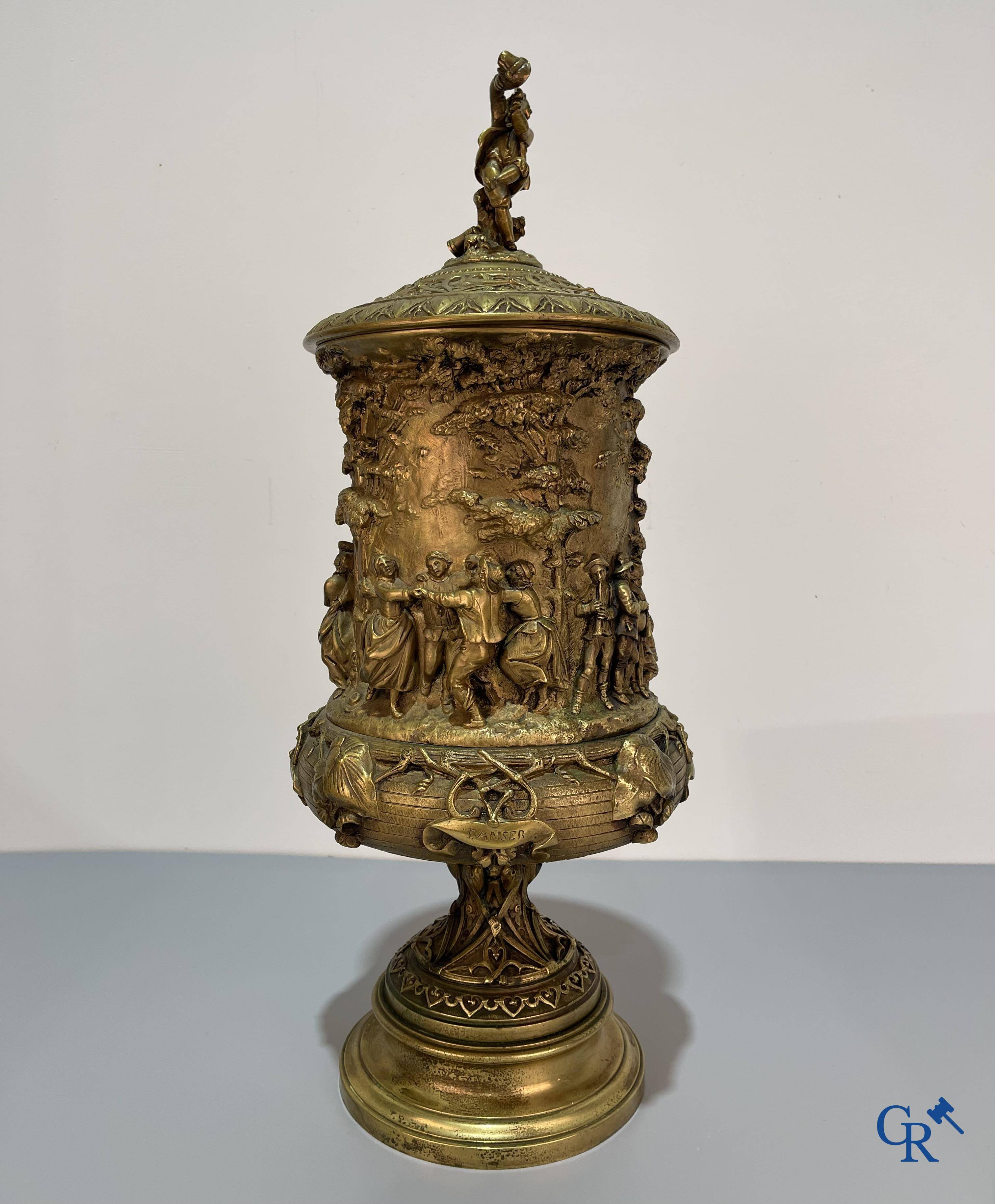 Un imposant pot à tabac en bronze finement travaillée avec les inscriptions "aimer, danser, fumer, boire".<br />
19ème siècle.