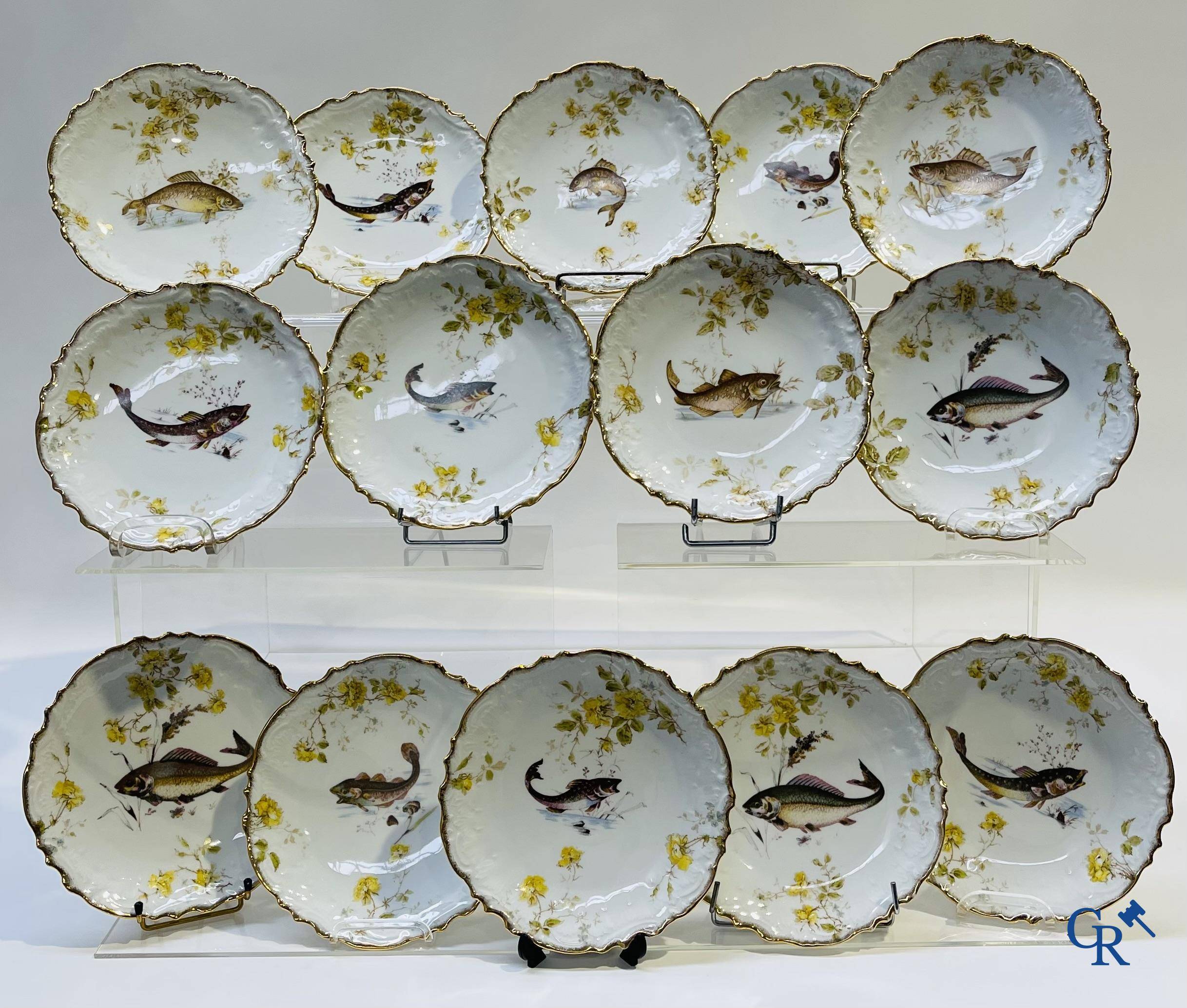 Extraordinaire service de table en porcelaine de Bruxelles à décor de poissons d'eau douce.