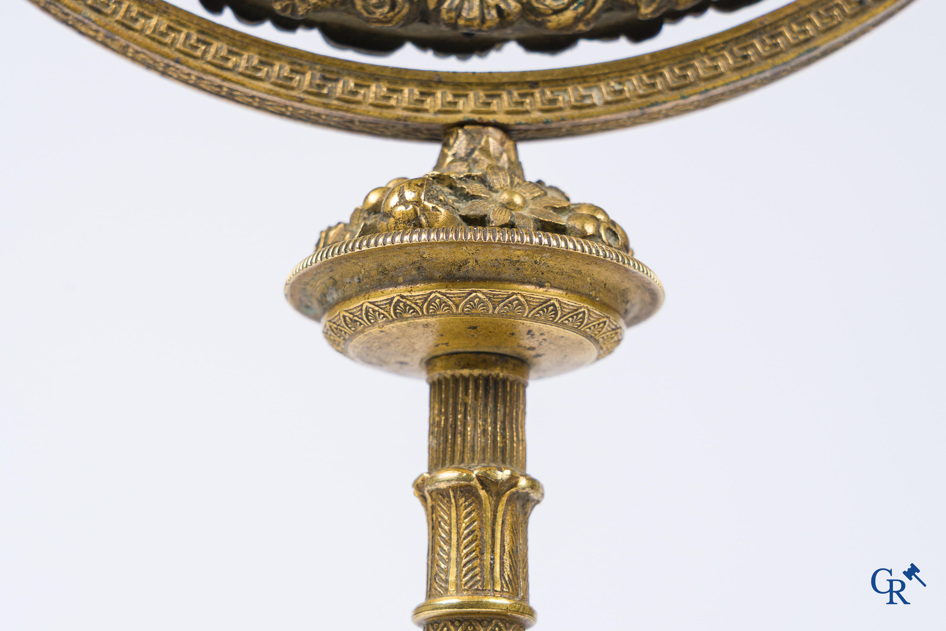 Empire, miroir de toilette en bronze ciselé et doré avec un cupidon et des papillons. Début du 19ème siècle.