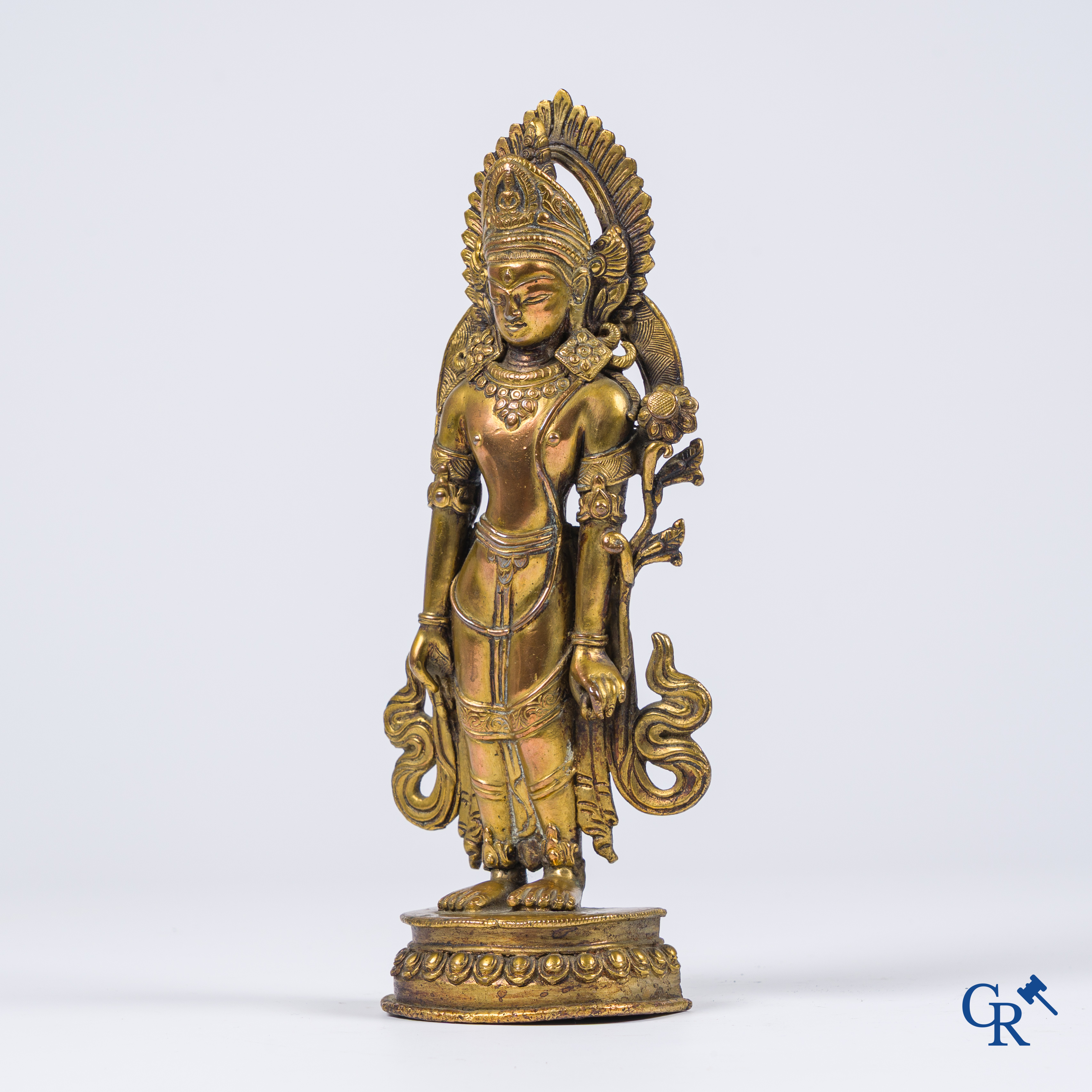 Aziatica, Nepal, een vergulde bronzen voorstelling van een staande boeddha.