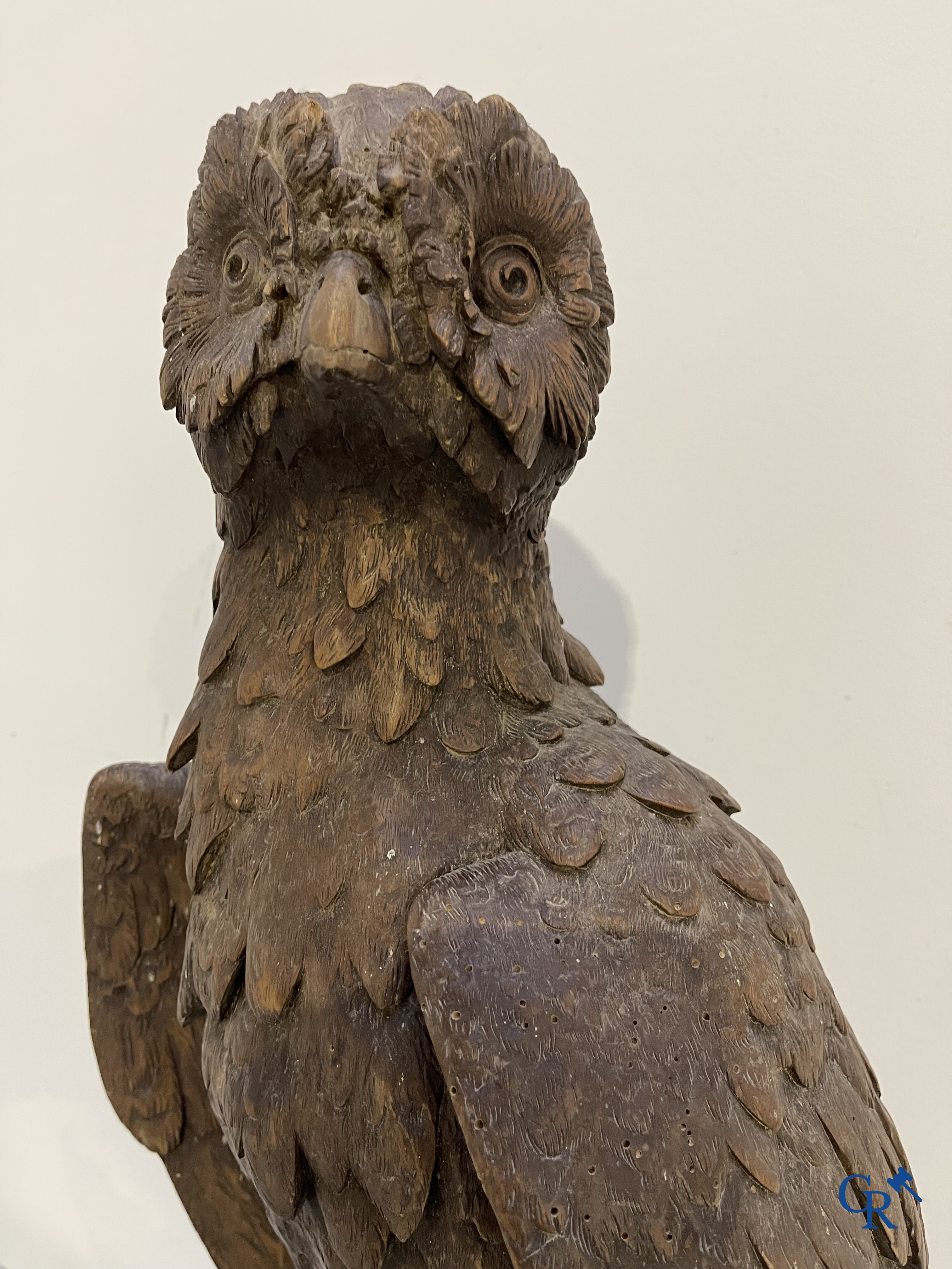 Zwarte Woud, een porte-manteau in zogenaamd "Black Forest" houtsnijwerk, een uil met prooi voorstellend. Eind 19e eeuw.