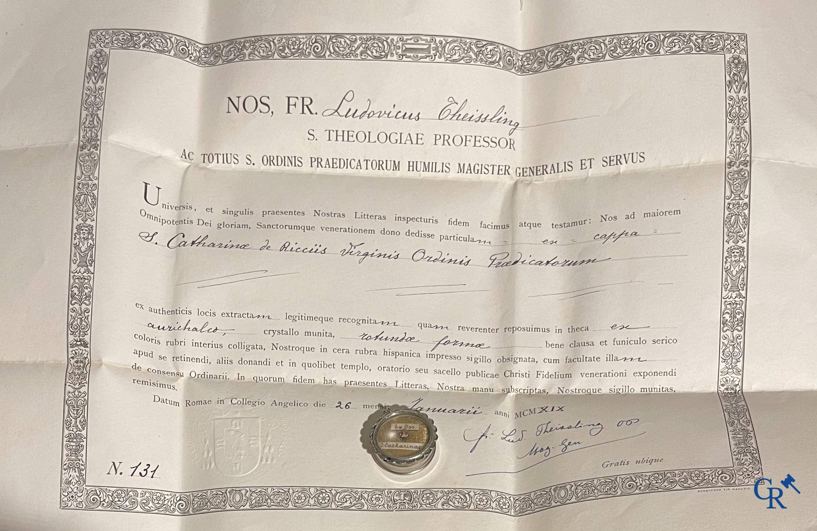 Objets religieux, un lot de 4 thecas scellés qui contiennent ensemble 23 reliques et plusieurs cedulas.