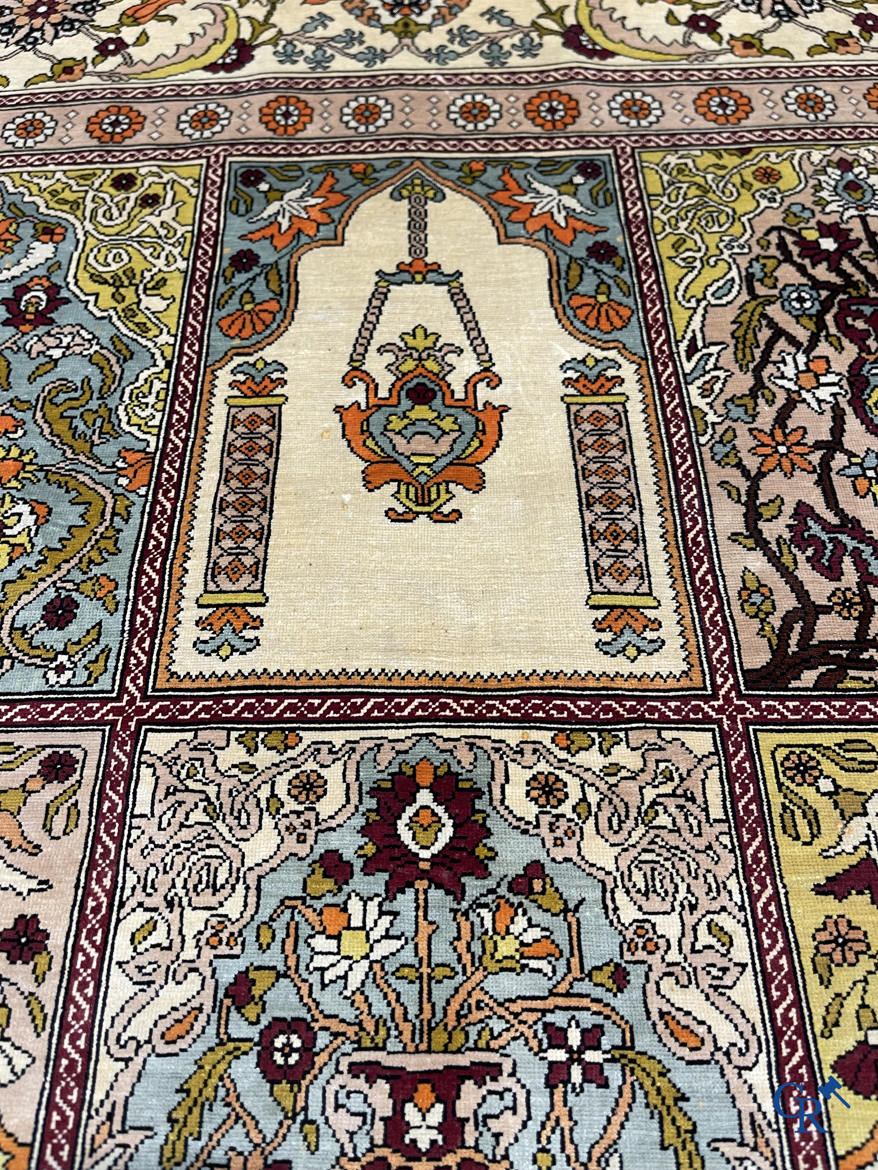 Oosterse tapijten. Een gesigneerd zijden tapijt met geometrisch motief.