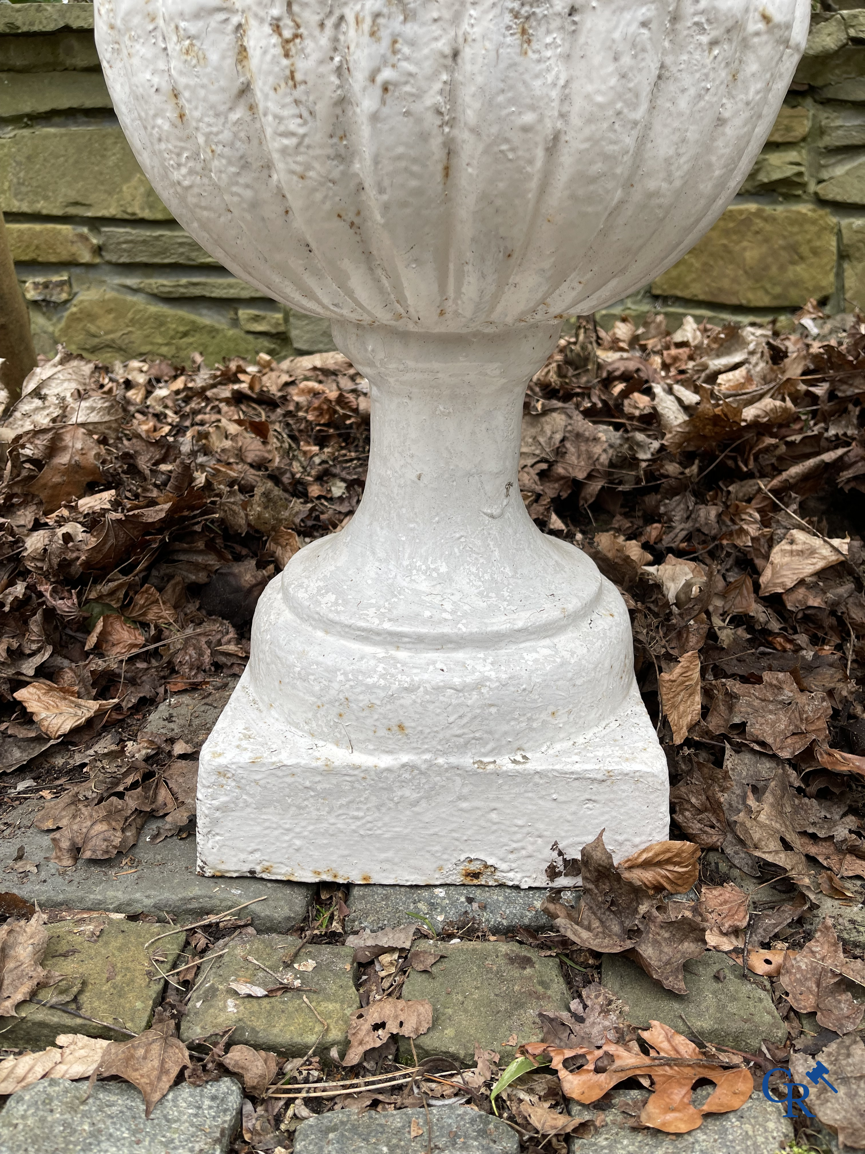 Tuindecoratie: Een paar grote gietijzeren Medici tuinvazen. Eind 19e eeuw.