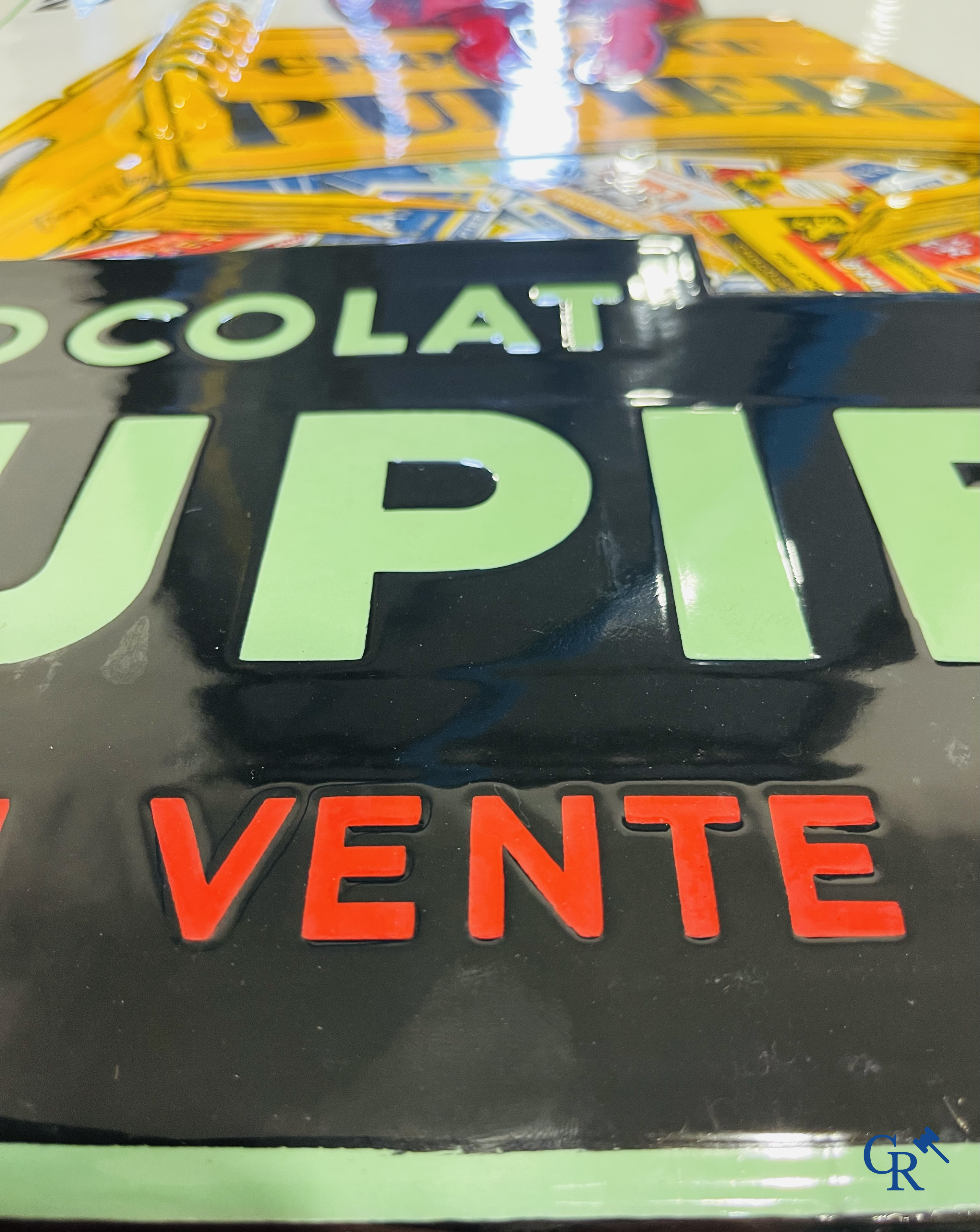 Chocolat Pupier, plaque émaillée illustré du personnage de Jean D'Ylen, vers 1930.
