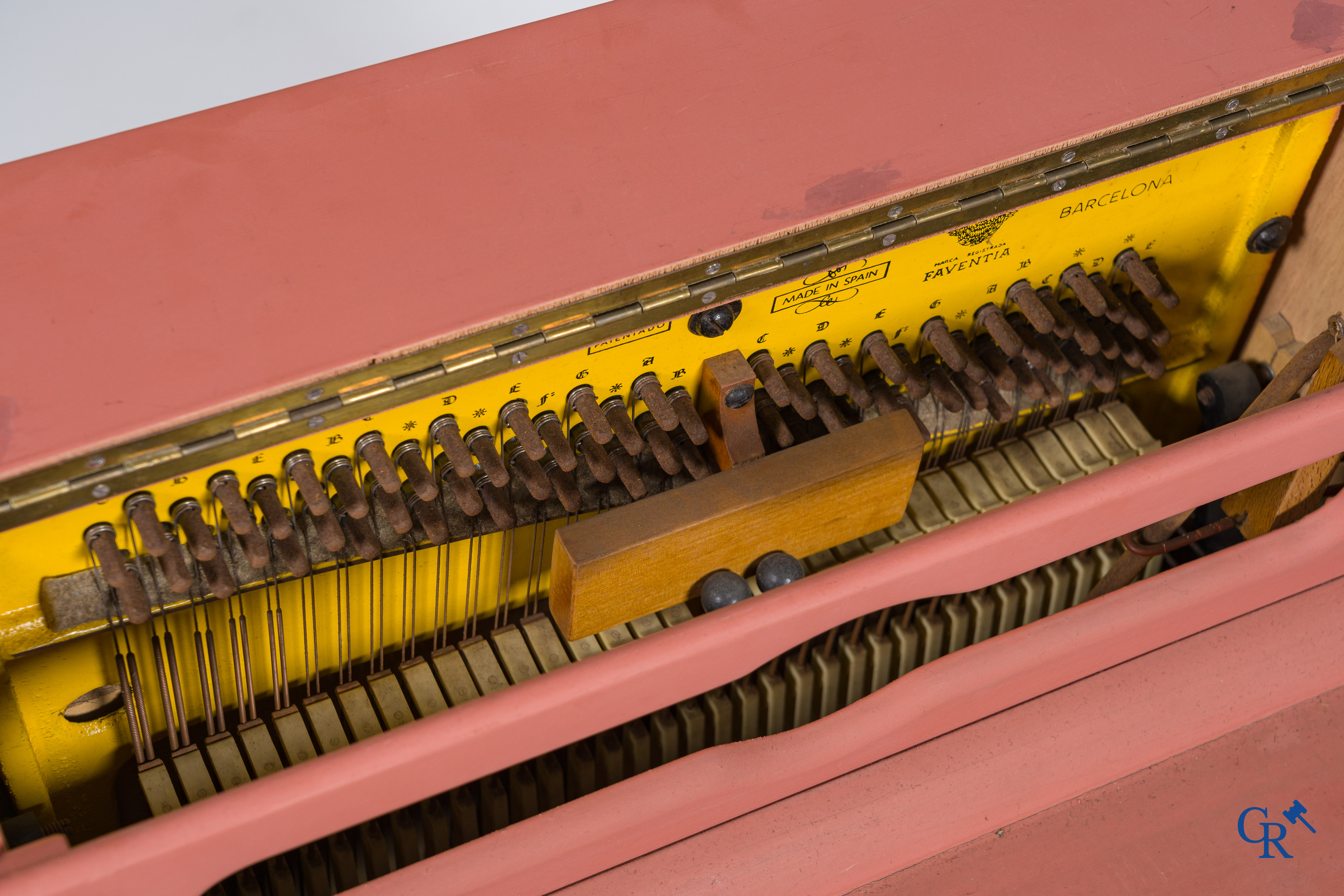 Muziekinstrumenten, een kleine draaiorgel, Spaanse makelij.