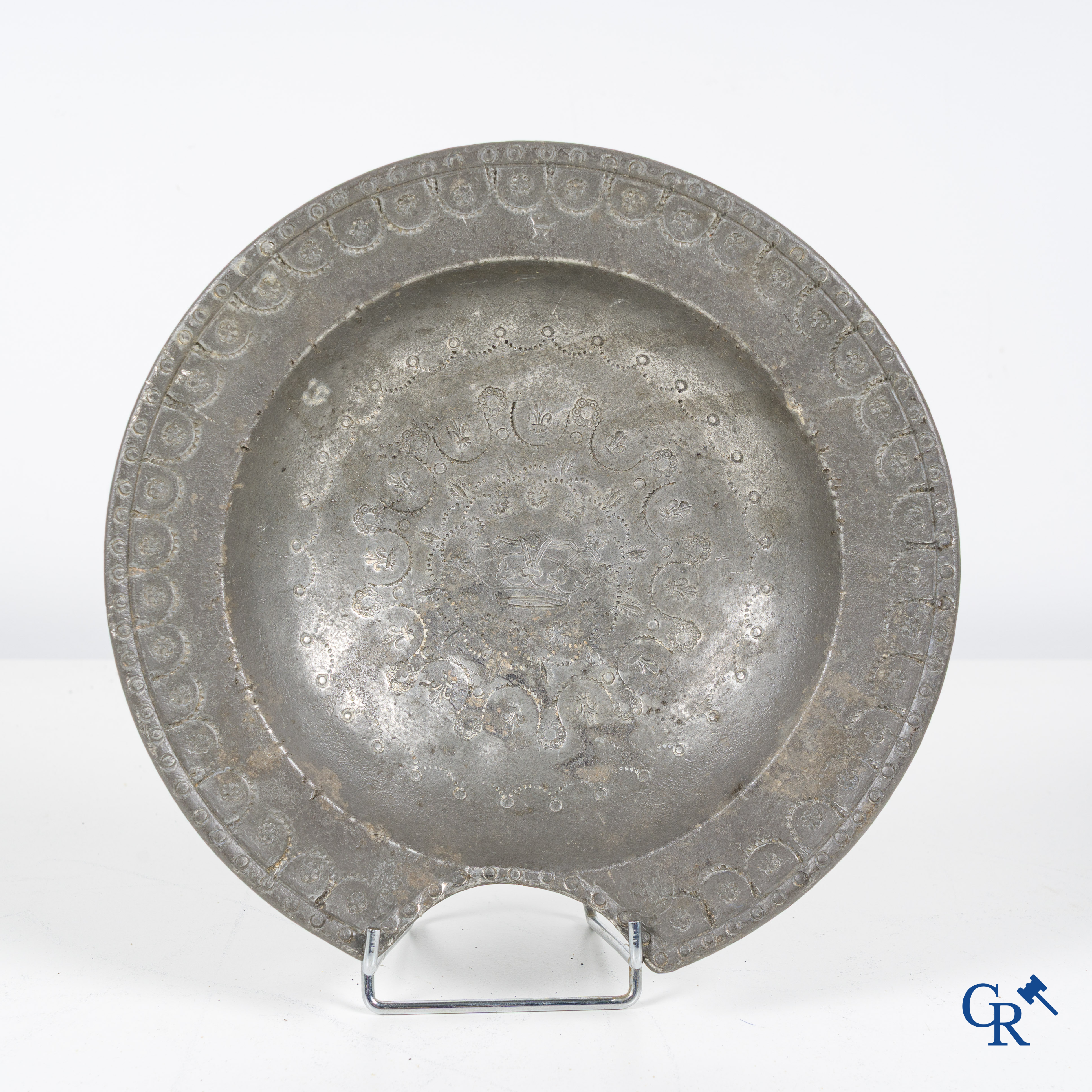 Een groot lot antieke tinnen schotels, waaronder een zeldzame scheerkom. 18e-19e eeuw.