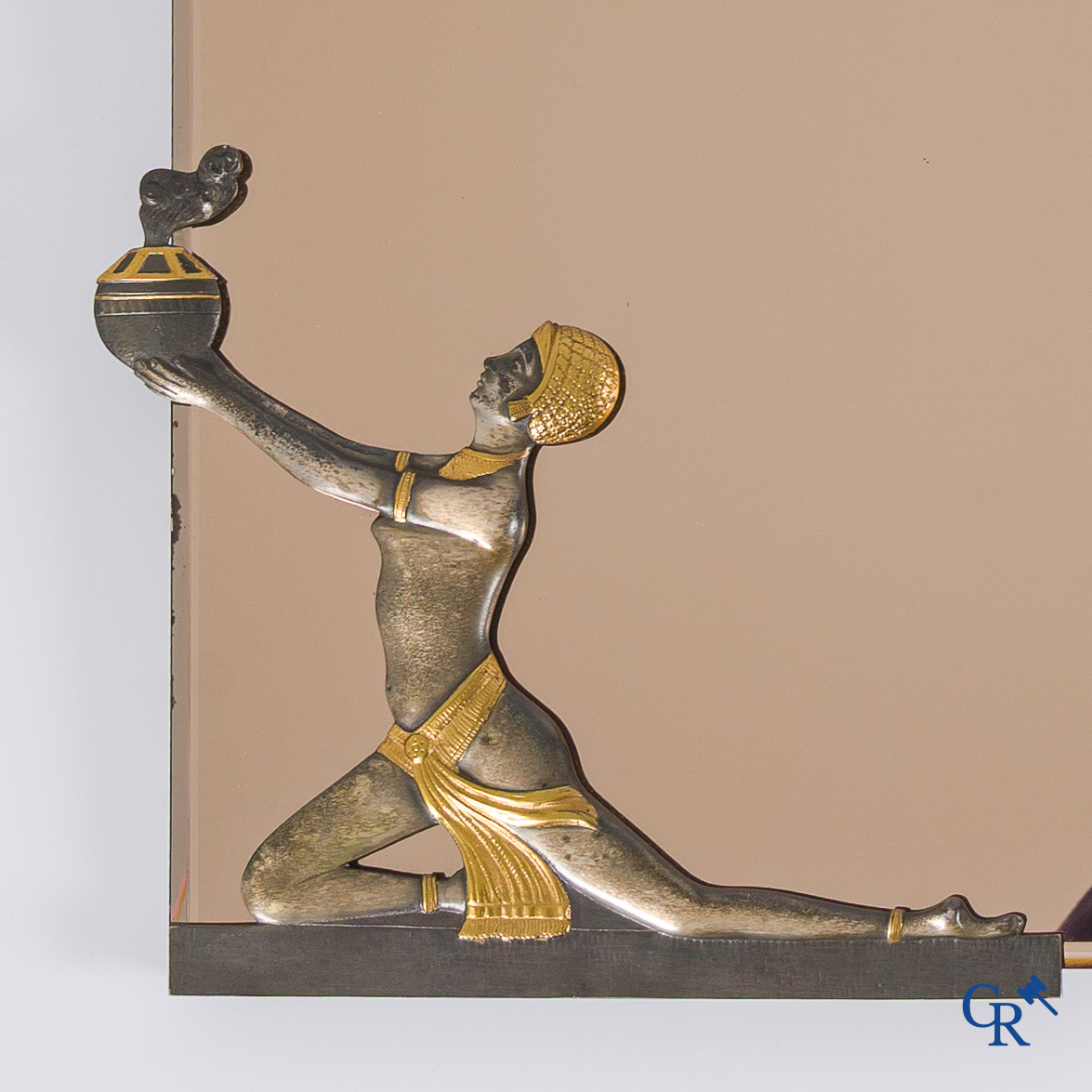 Art Deco, een uitzonderlijke spiegel in verguld en verzilverd brons. Circa 1930.