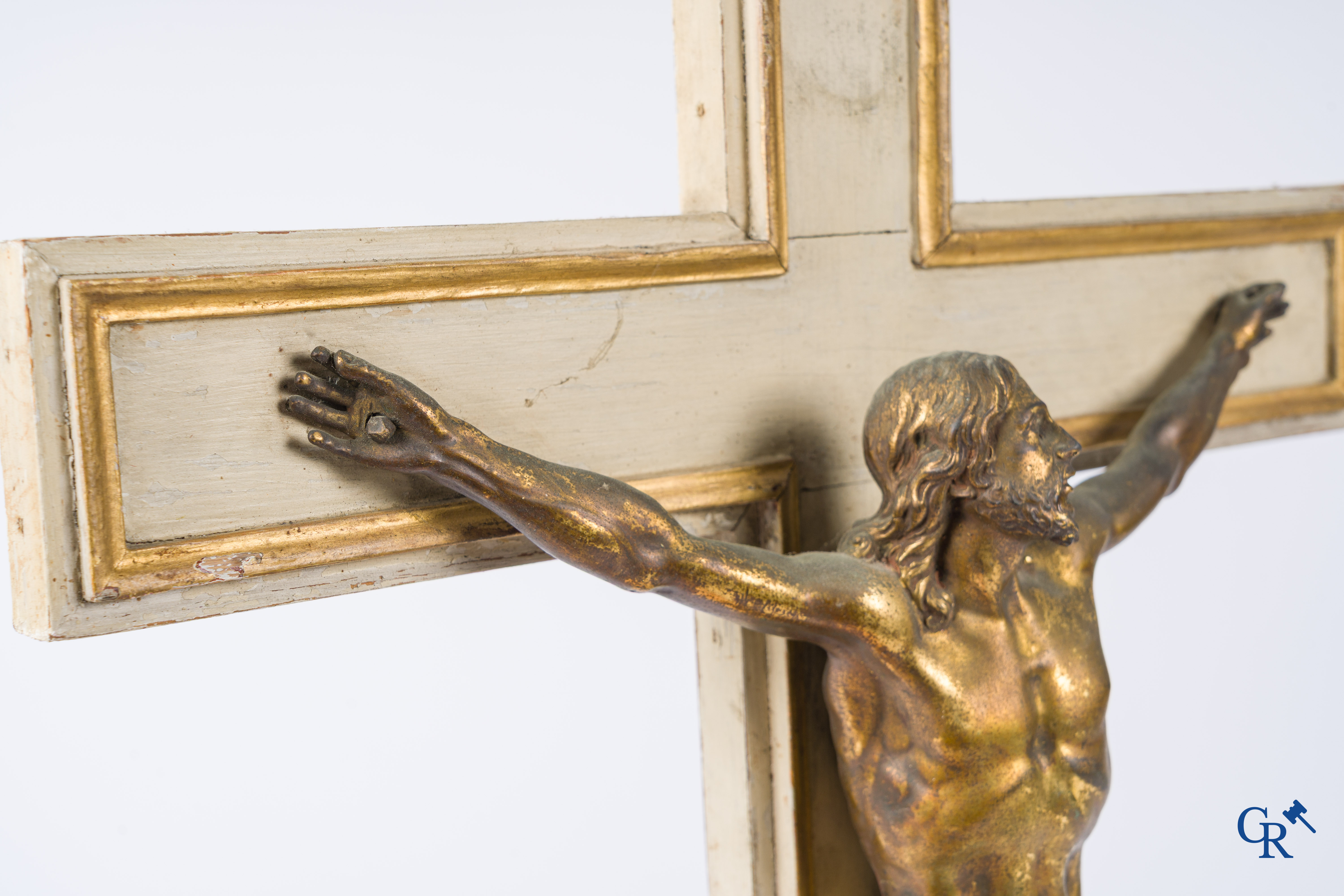 Religious objects, a large gilded bronze corpus, 18th century.