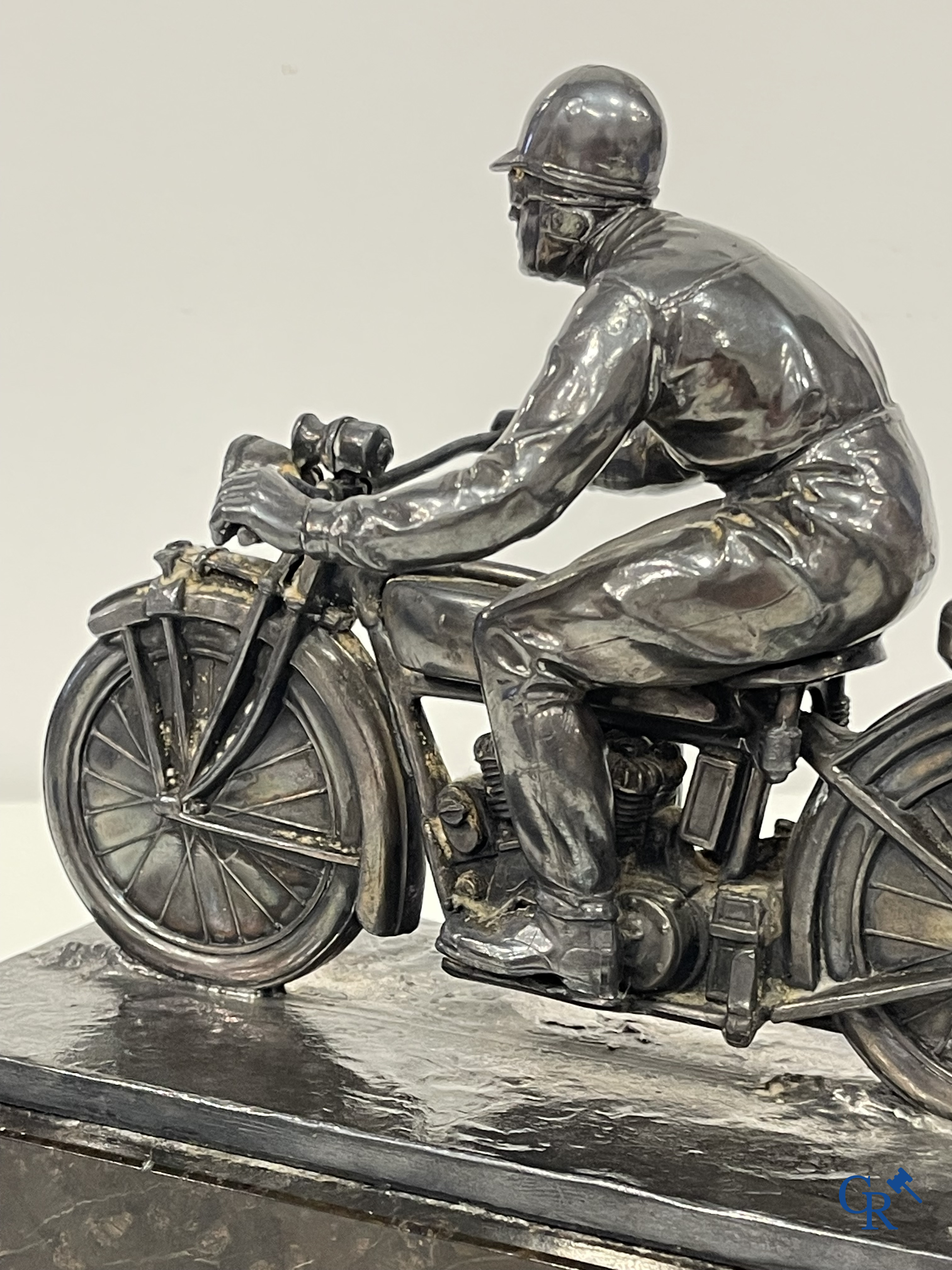 Een verzilverde motorfiets race trofee gemodelleerd als een motorrijder in outfit uit de tijd. Circa 1930.