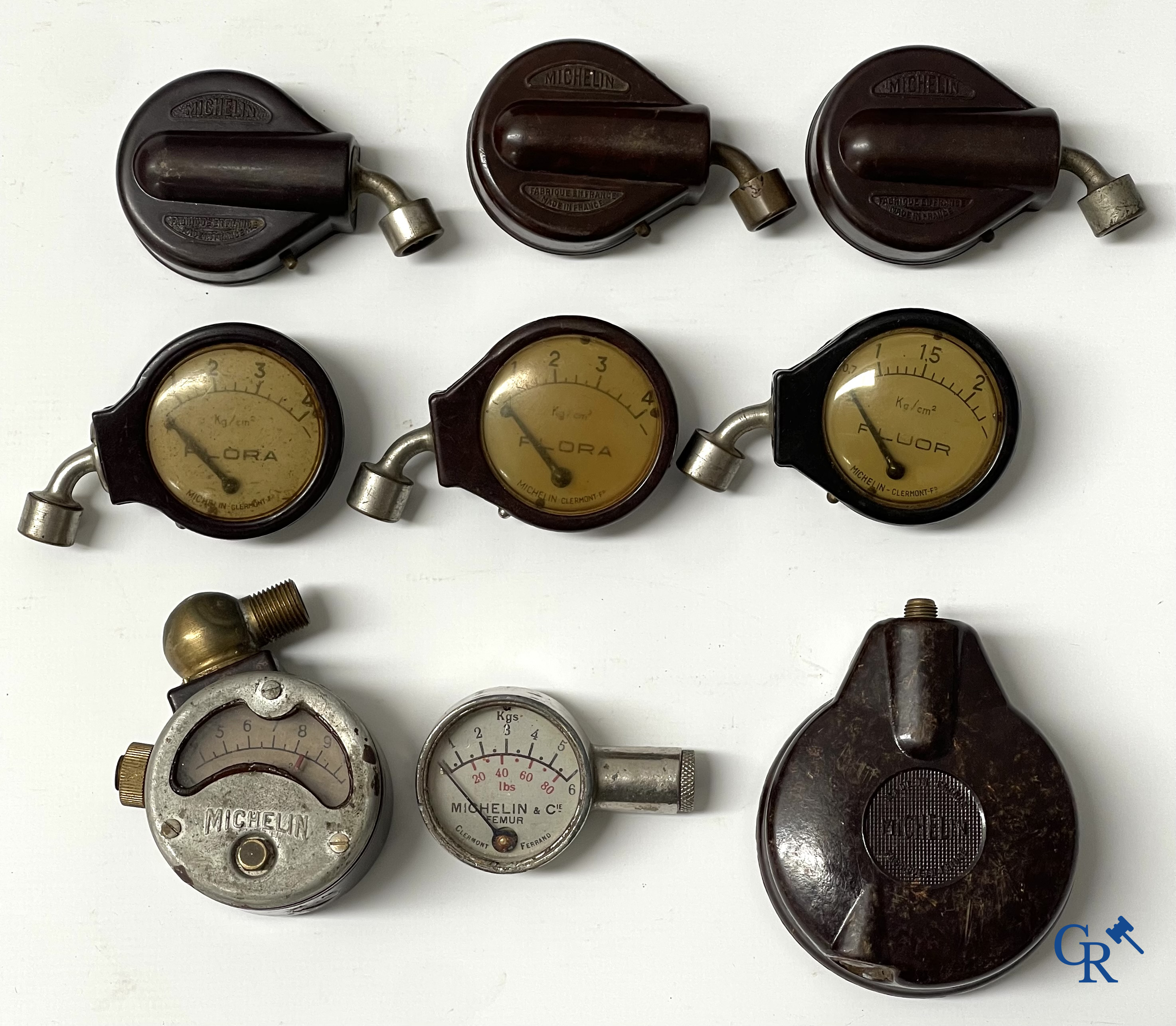 Michelin, een groot lot reclame objecten en meetinstrumenten voor Michelin banden.