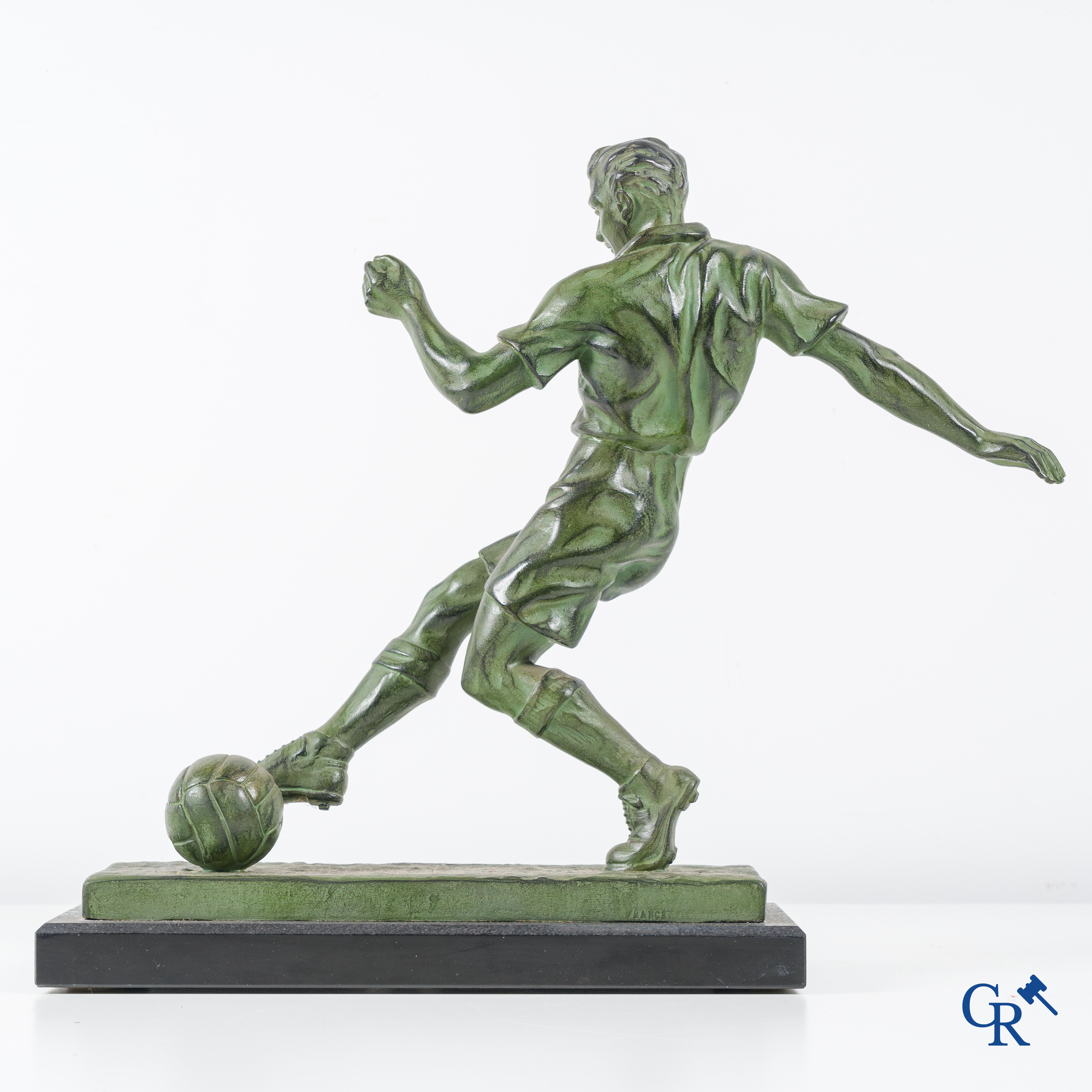 Raymond Tschudin (1916-1998) "De voetballer" Art deco sculptuur in groen gepatineerde kunstbrons. Circa 1940.