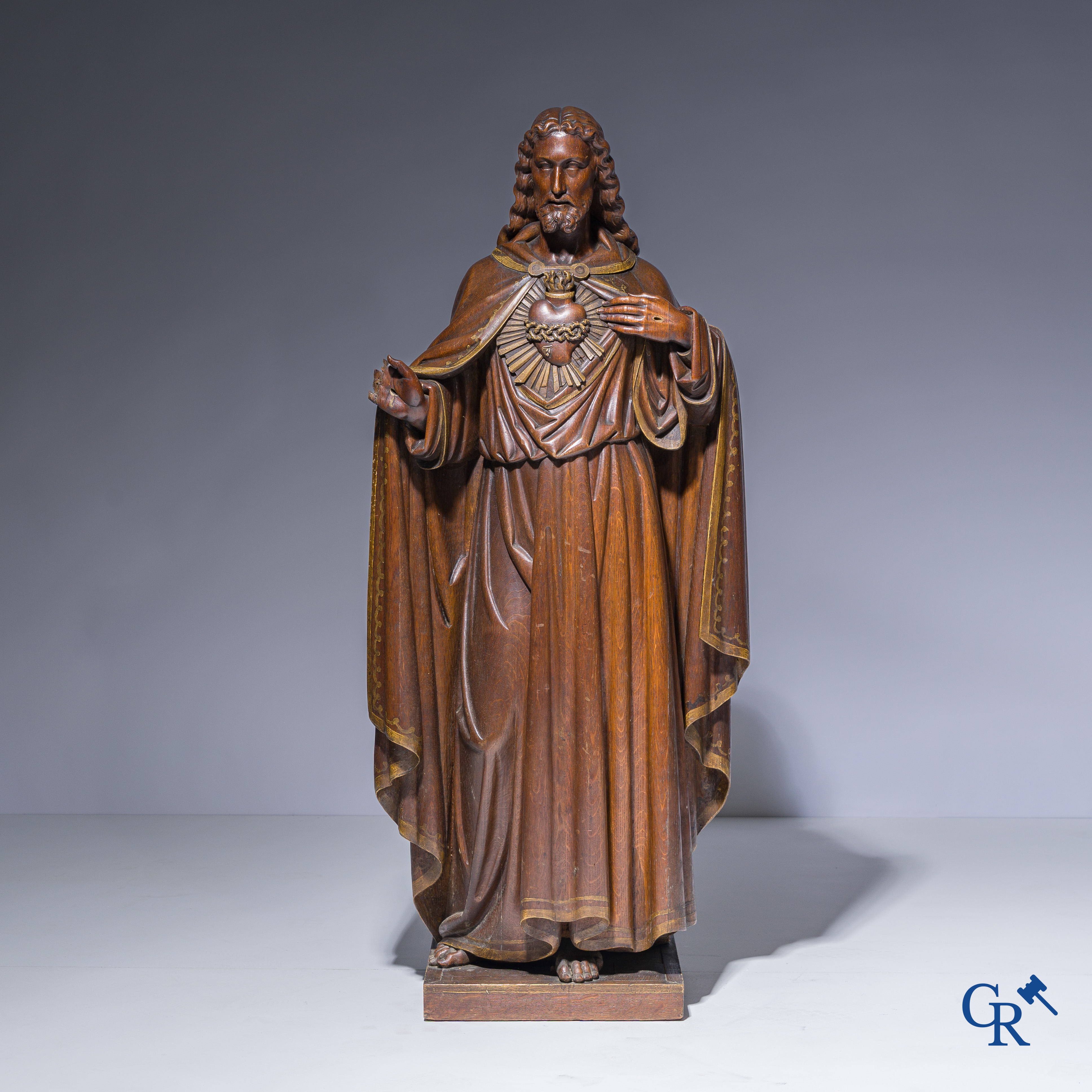 Objets religieux, une représentation en chêne sculpté de Jésus-Christ au Sacré-Cœur. XIXème siècle.