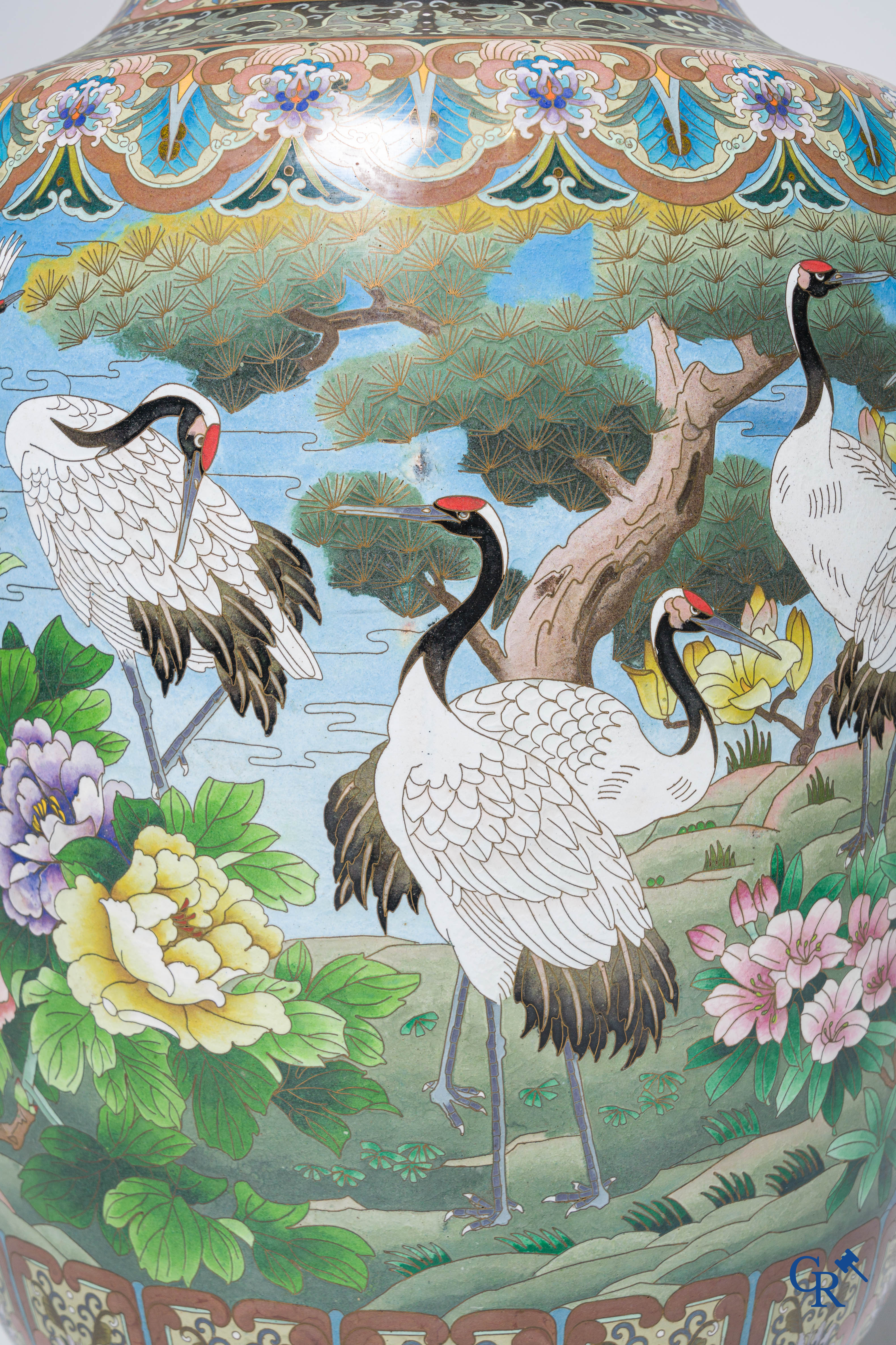 Aziatica, een imposant paar cloisonné vazen met kraanvogels. 20ste eeuw.