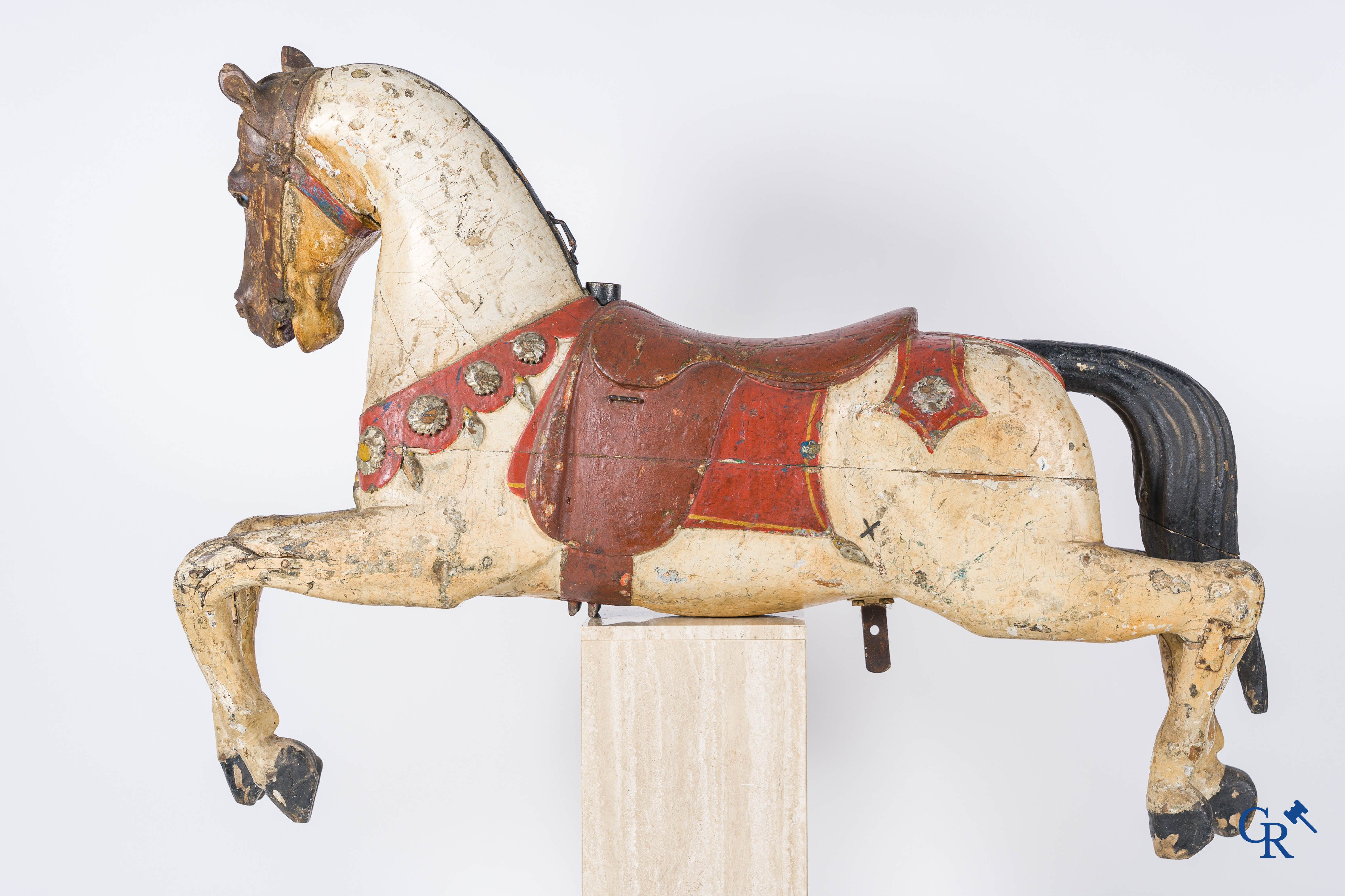 Kermis objecten, Gustave Bayol (Avignon 1859 - Angers 1931) Uitzonderlijk houtgesculpteerd carrouselpaard. Circa 1900.