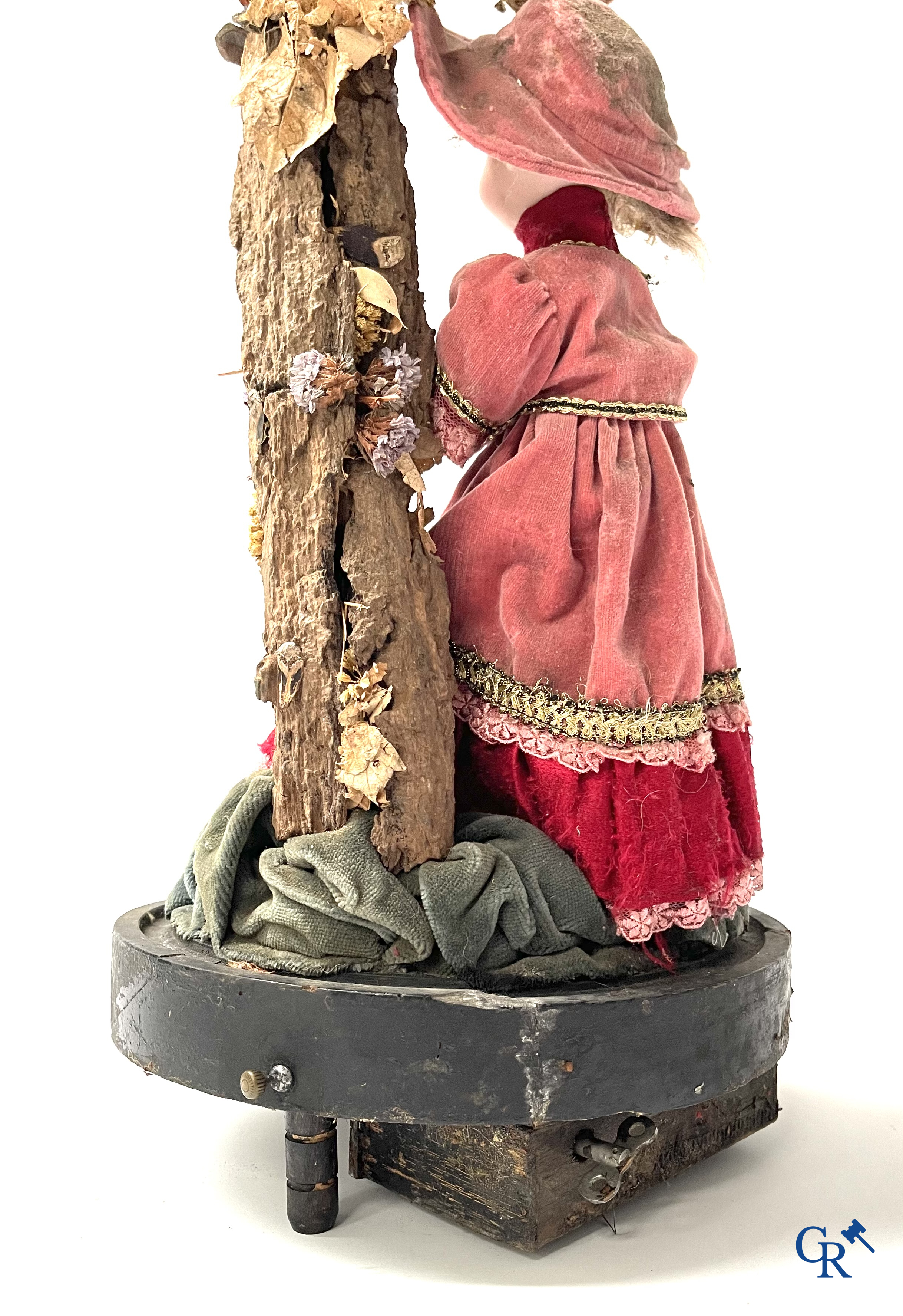 An automaton in the manner of Phalibois, with music, moving head in porcelain and moving hands. Around 1900.