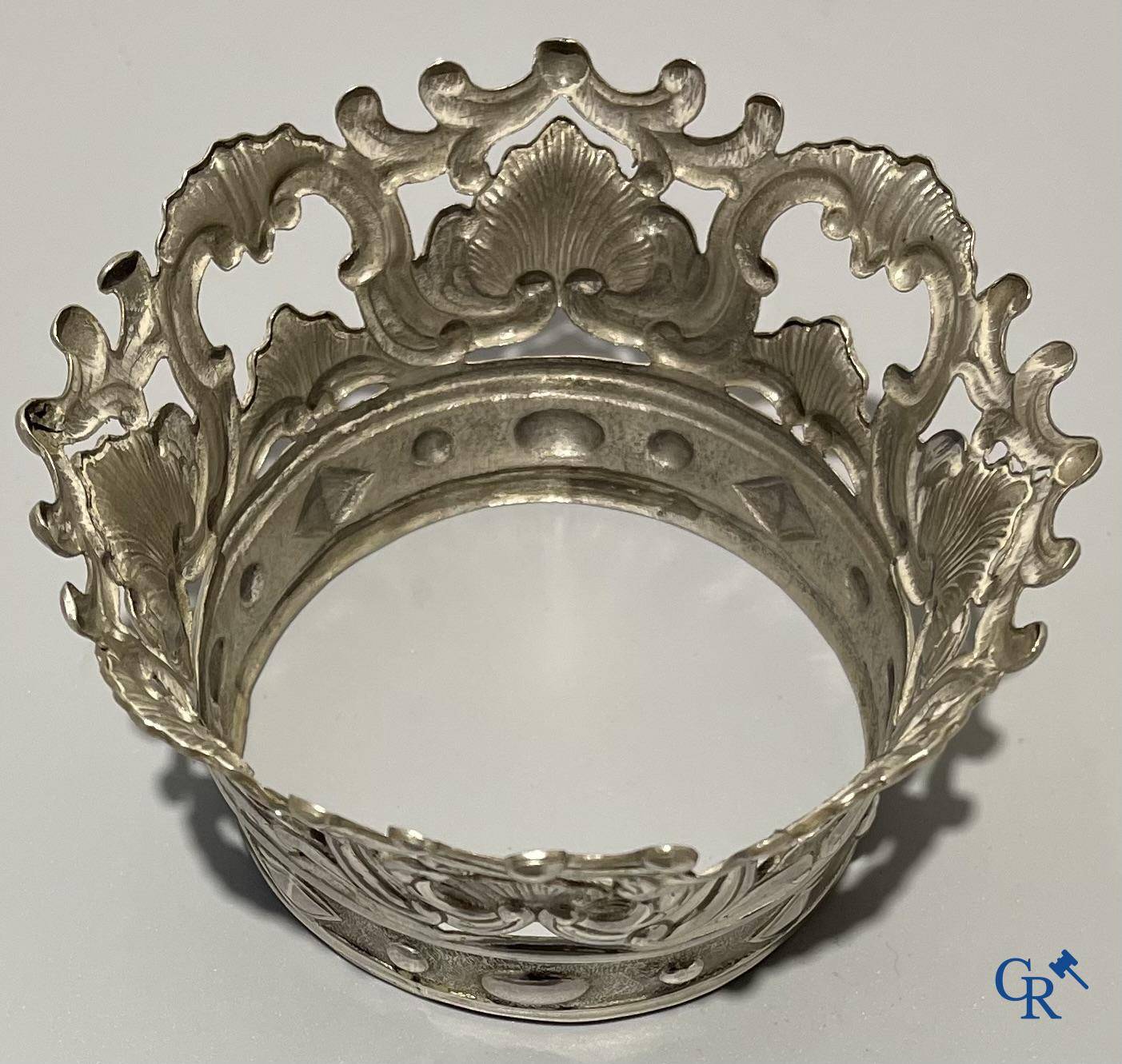 Silver, crown in silver.