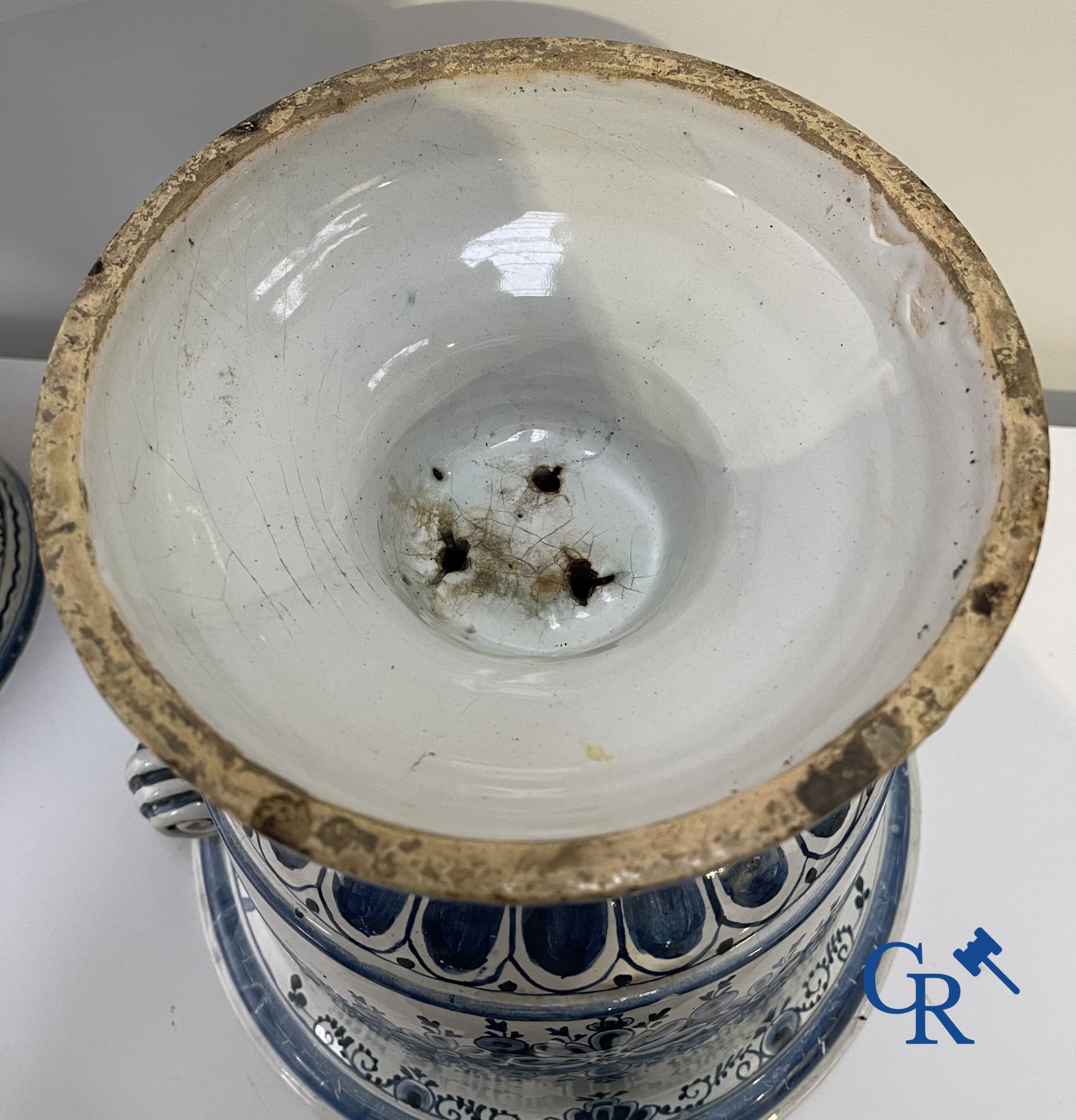 Delft : 11 pièces en faïence bleu et blanc aux décors différents. XVIIe - XVIIIe siècle.