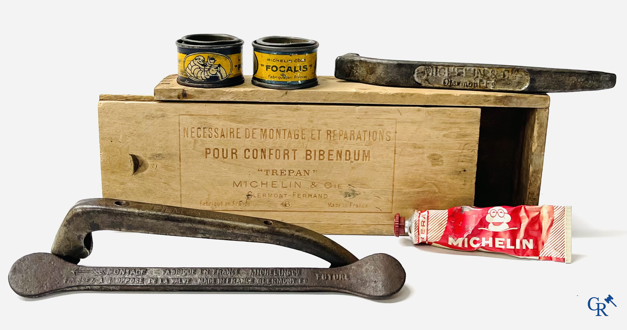 Michelin, an interesting lot with Michelin objects, mainly from the 1920's and 1930's.