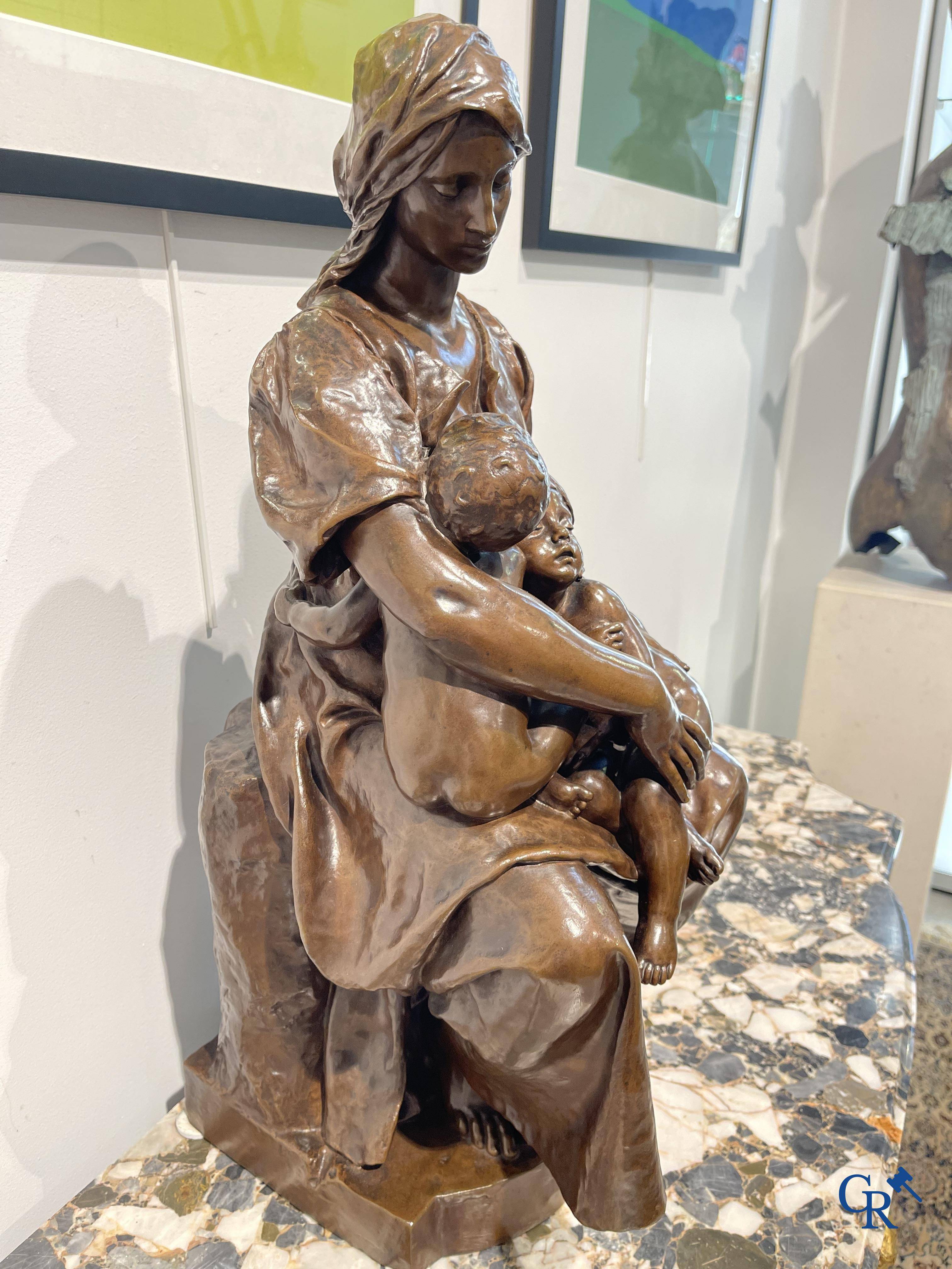 Paul Dubois (1829-1905) Maternité, Bronzen beeld met stempel A. Collas en gieterij F. Barbedienne.