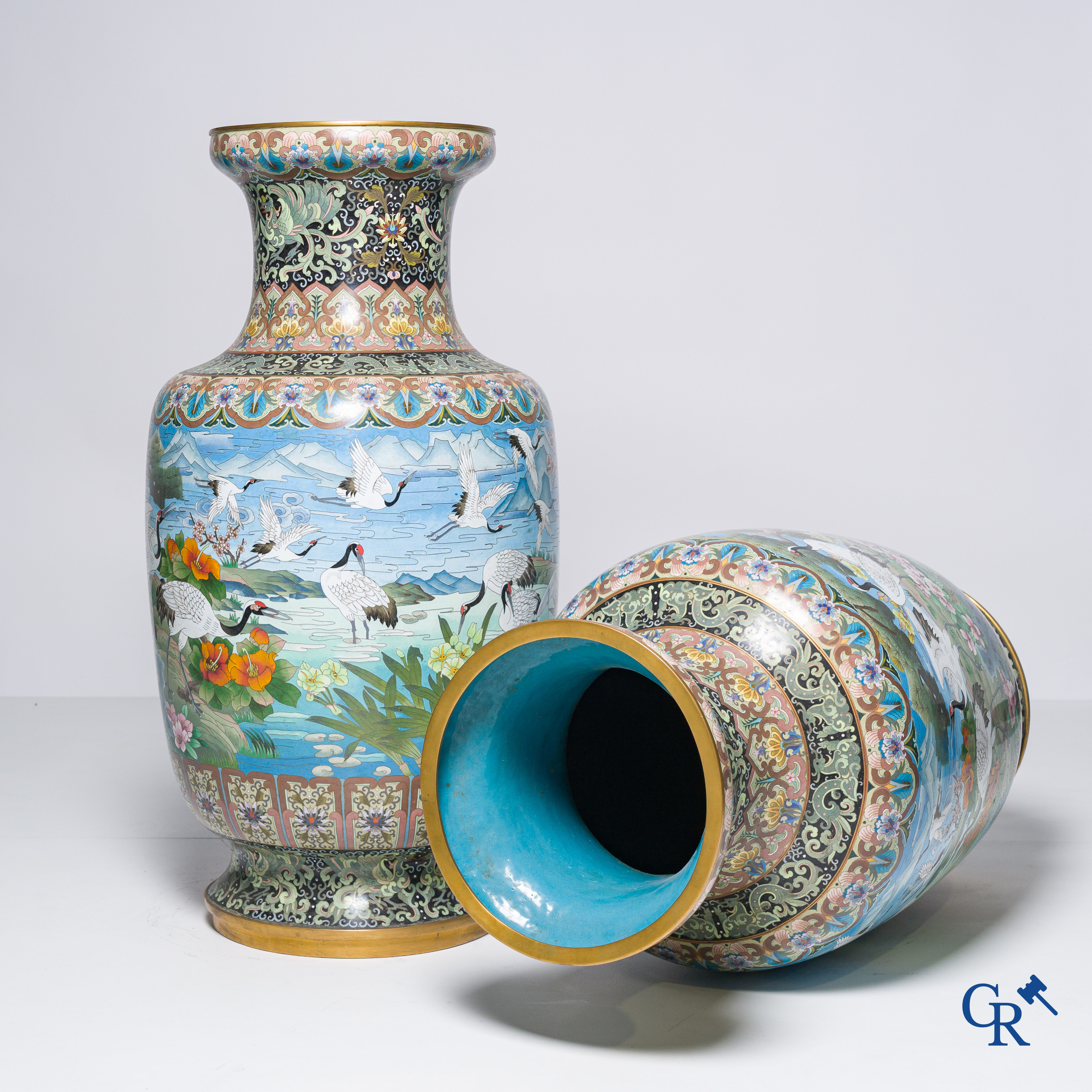 Aziatica, een imposant paar cloisonné vazen met kraanvogels. 20ste eeuw.