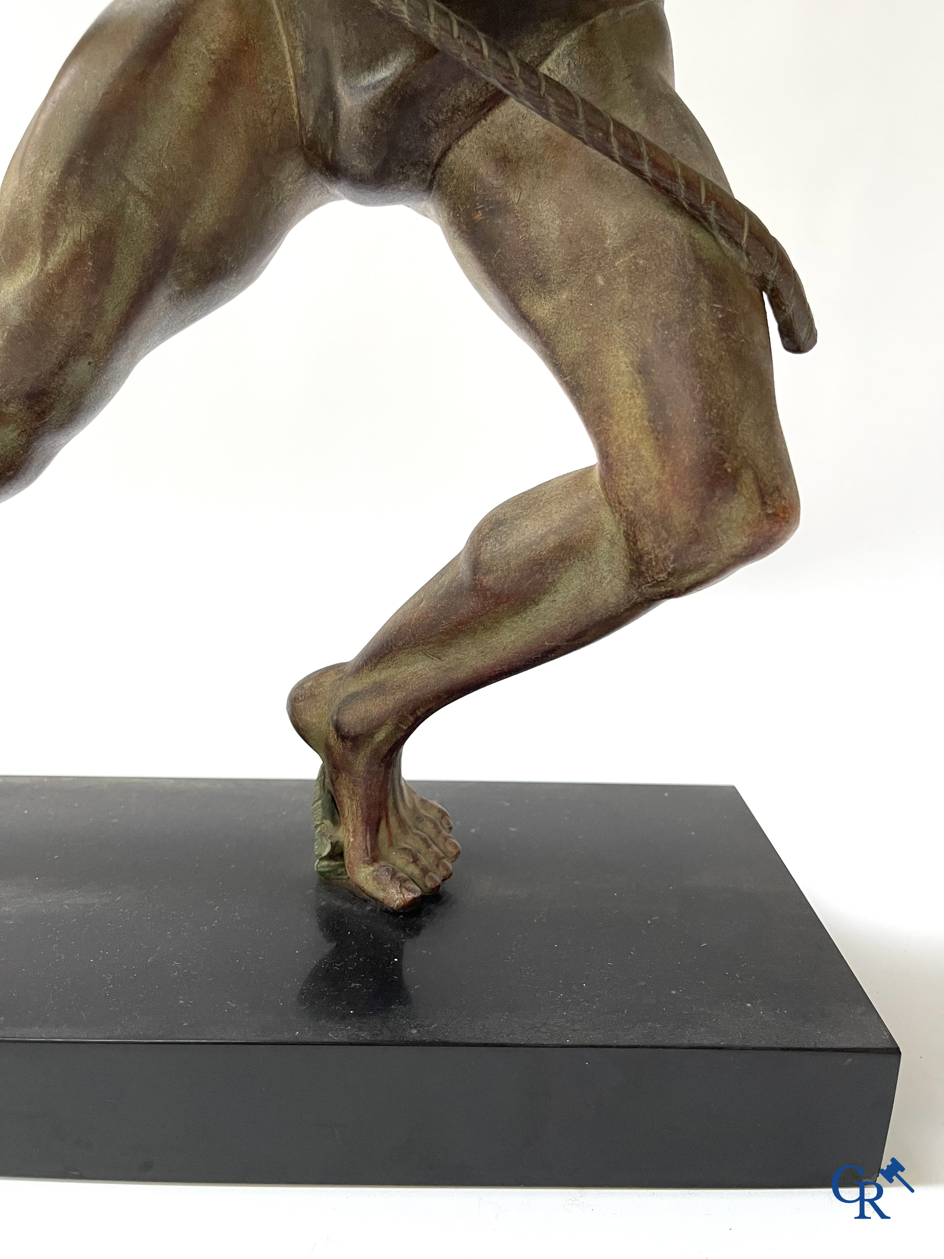 Art deco, een beeld in groen-bruin gepatineerd kunstbrons op zwarte marmer sokkel. Circa 1930.