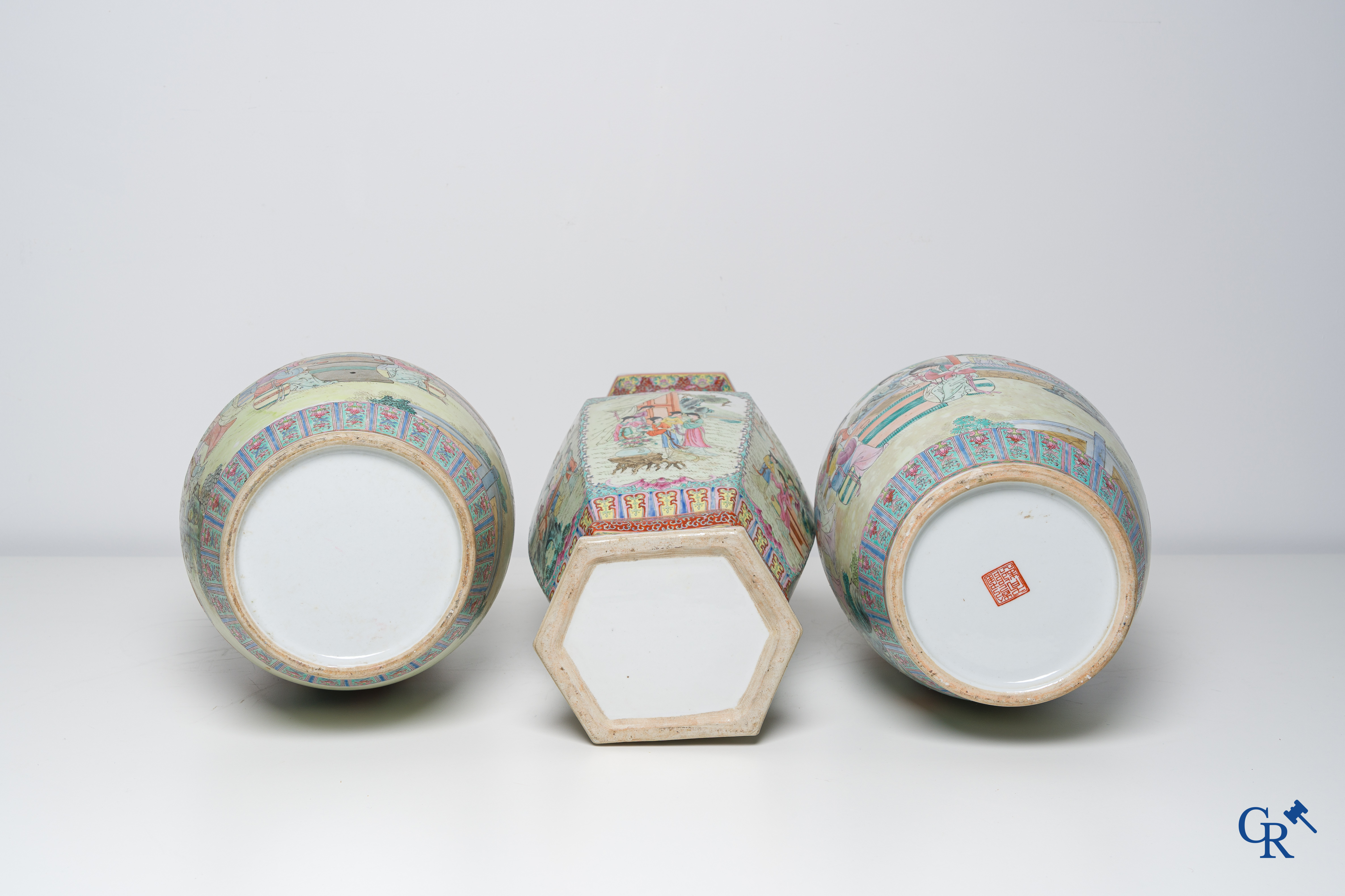 Aziatica, een kavel van 7 Chinese famille rose vazen, 20ste eeuw.