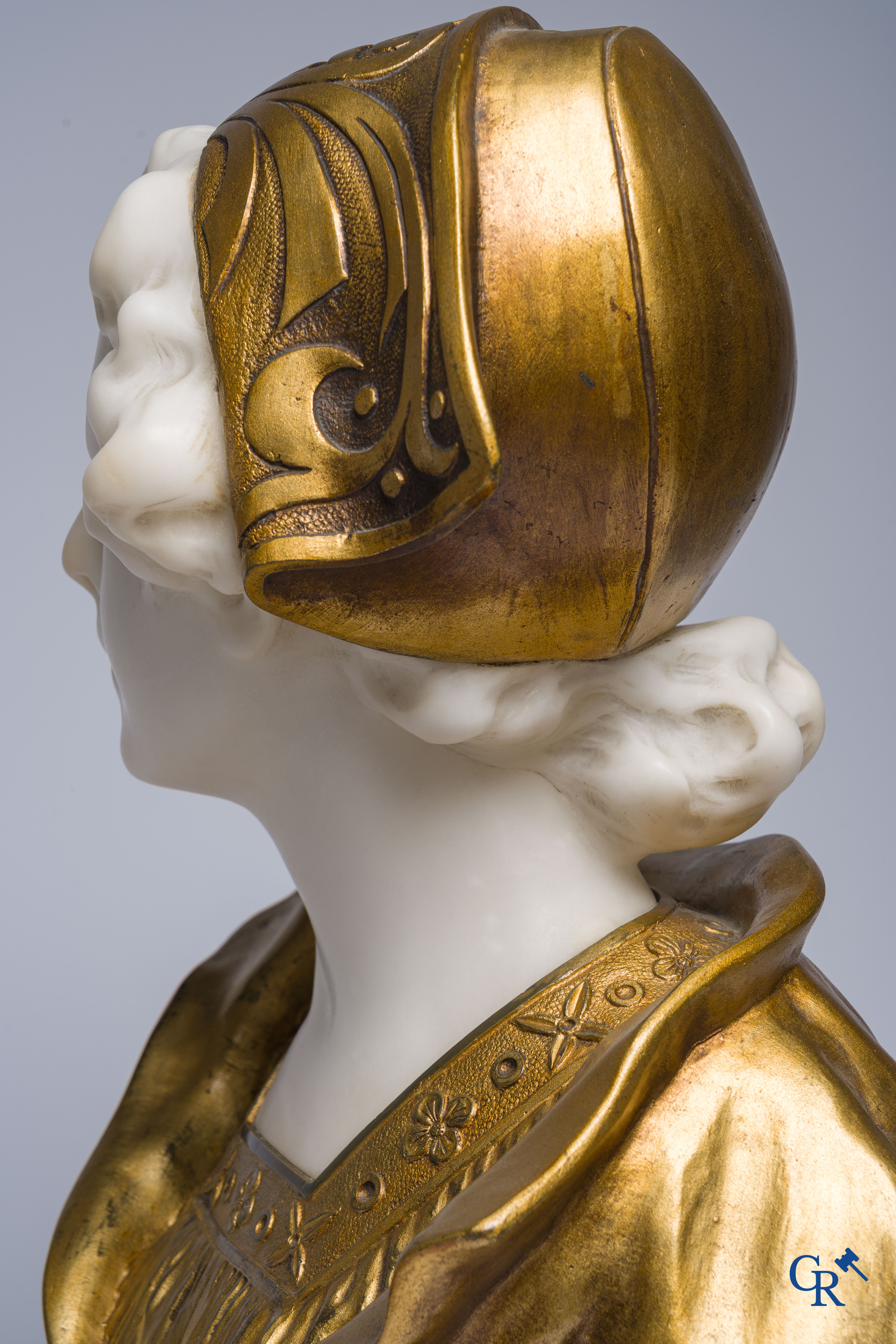 A bust of a noble lady in bronze and marble. Around 1900.