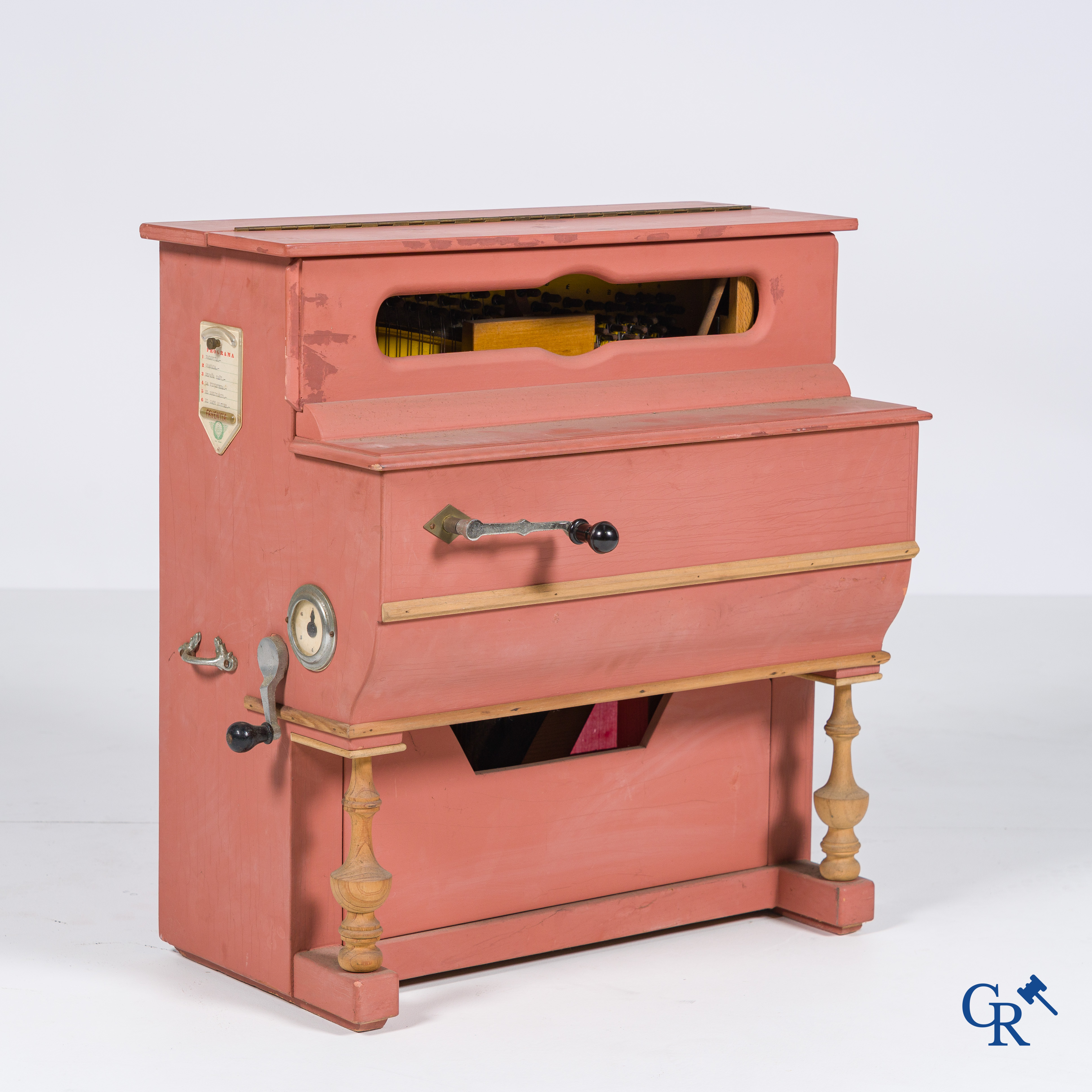 Muziekinstrumenten, een kleine draaiorgel, Spaanse makelij.