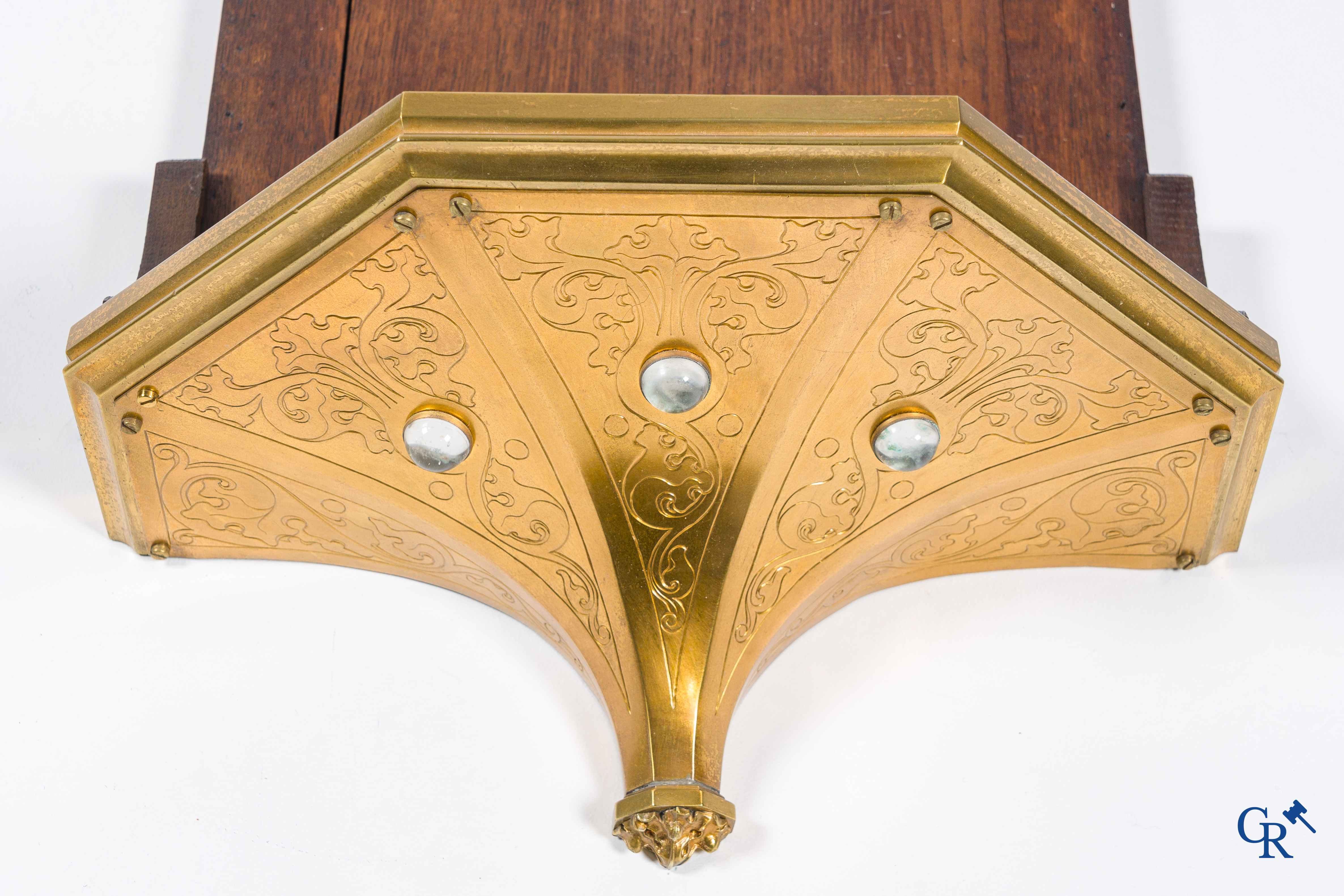 Religieuze objecten, een grote neo-gotische nis in hout en vergulde brons.