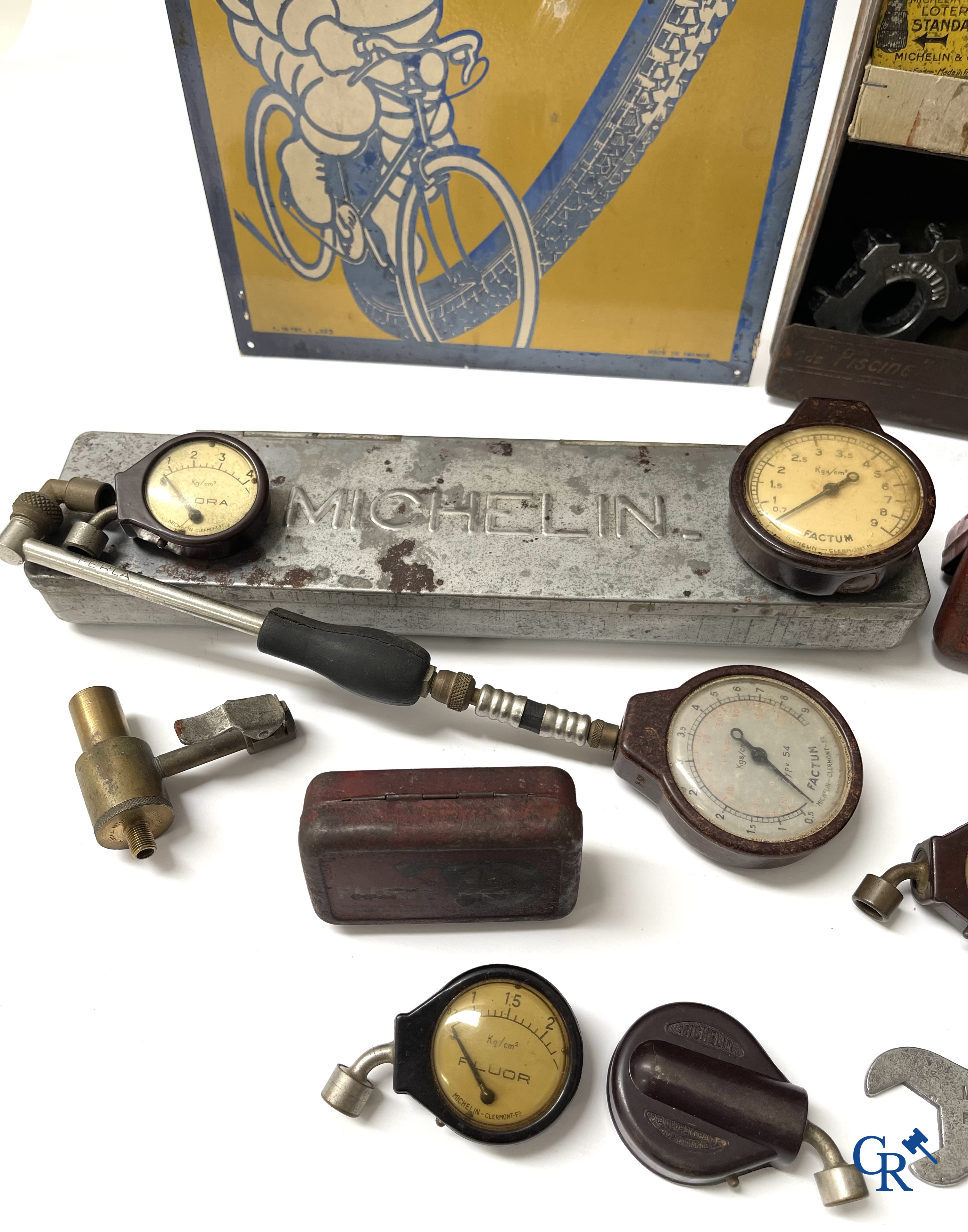 Michelin, een groot lot reclame objecten en meetinstrumenten voor Michelin banden.