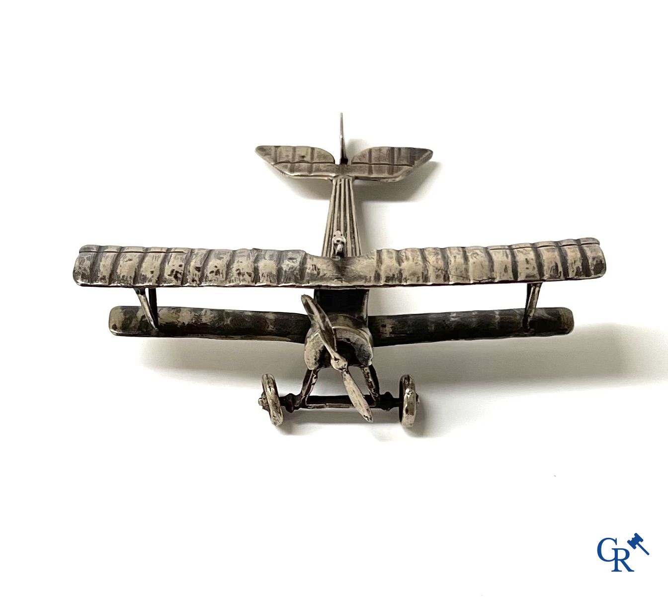 Een miniatuur model van een dubbeldekker vliegtuig in zilver 800°/00. Circa 1930.