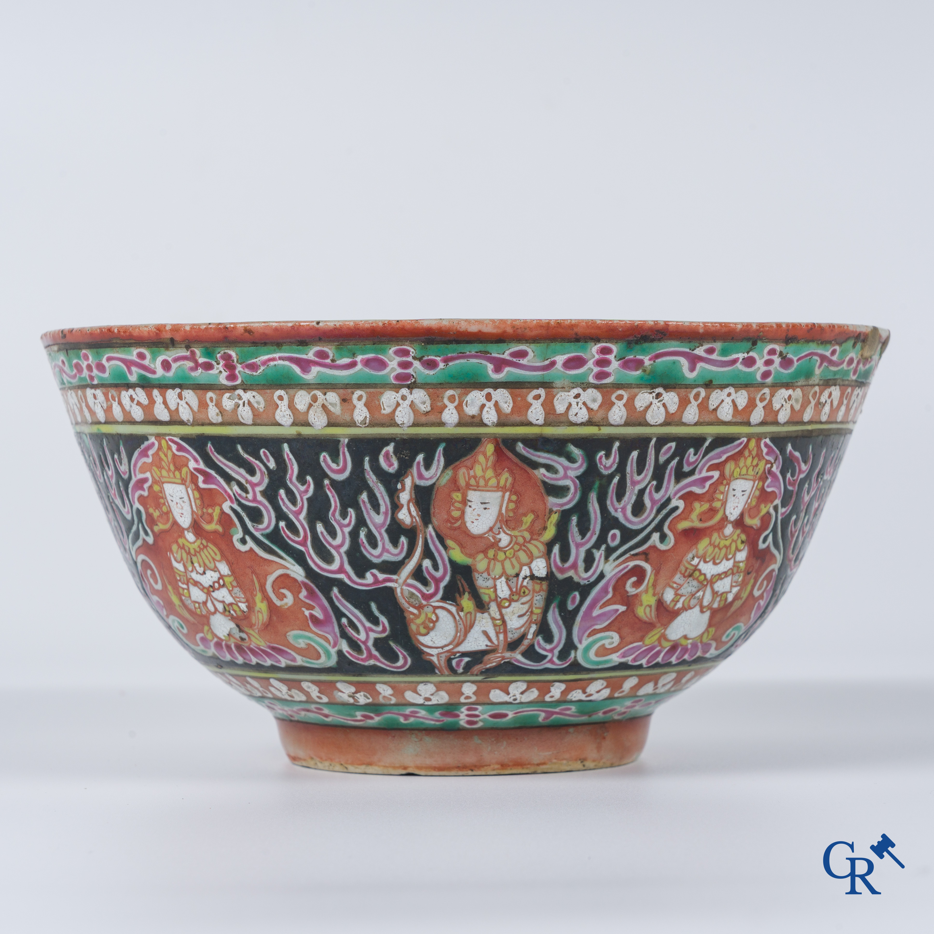 Een Chinese kom in Bencharong porselein. 19de eeuw.