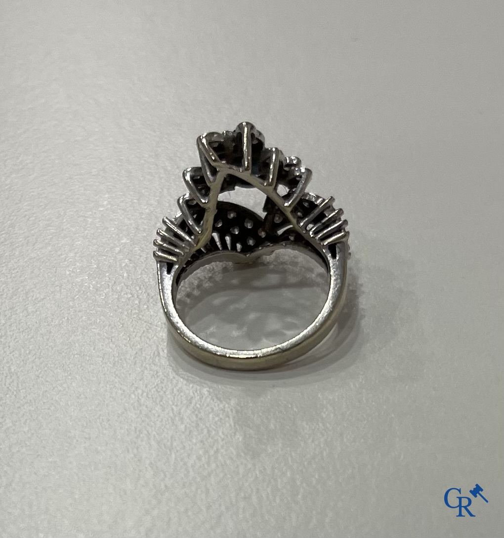 Juwelen, een ring in witgoud 750°/00 bezet met een saffier en briljanten.