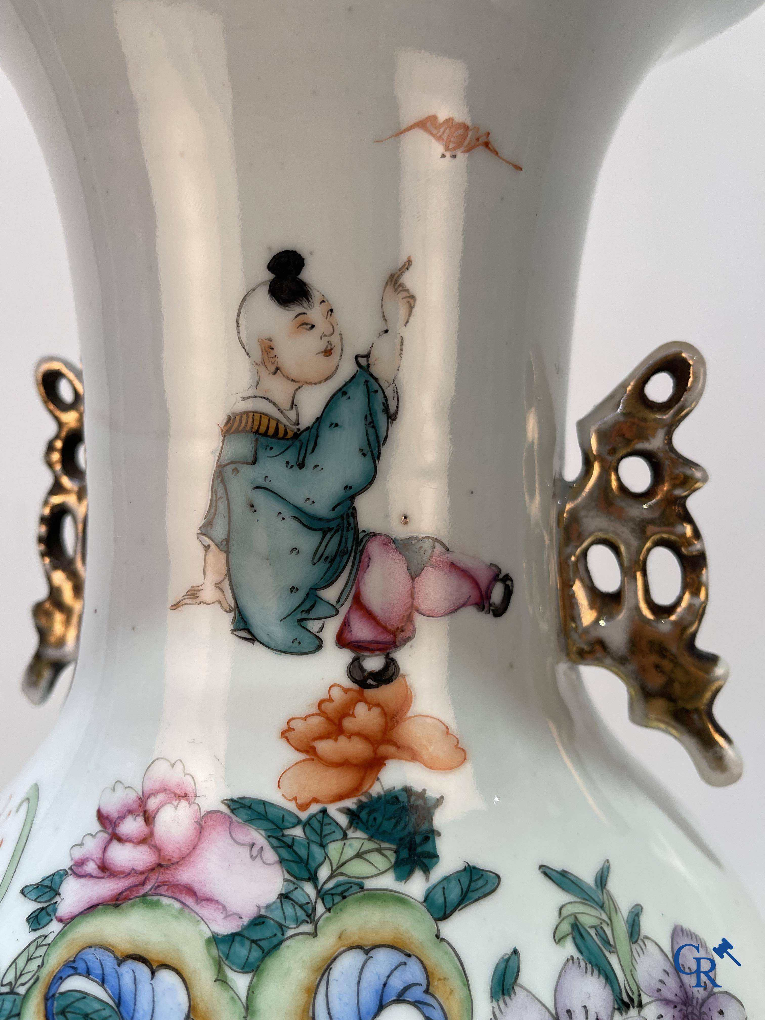 Art Asiatique, porcelaine chinoise, un vase chinois à double décor avec des sages. Période République.