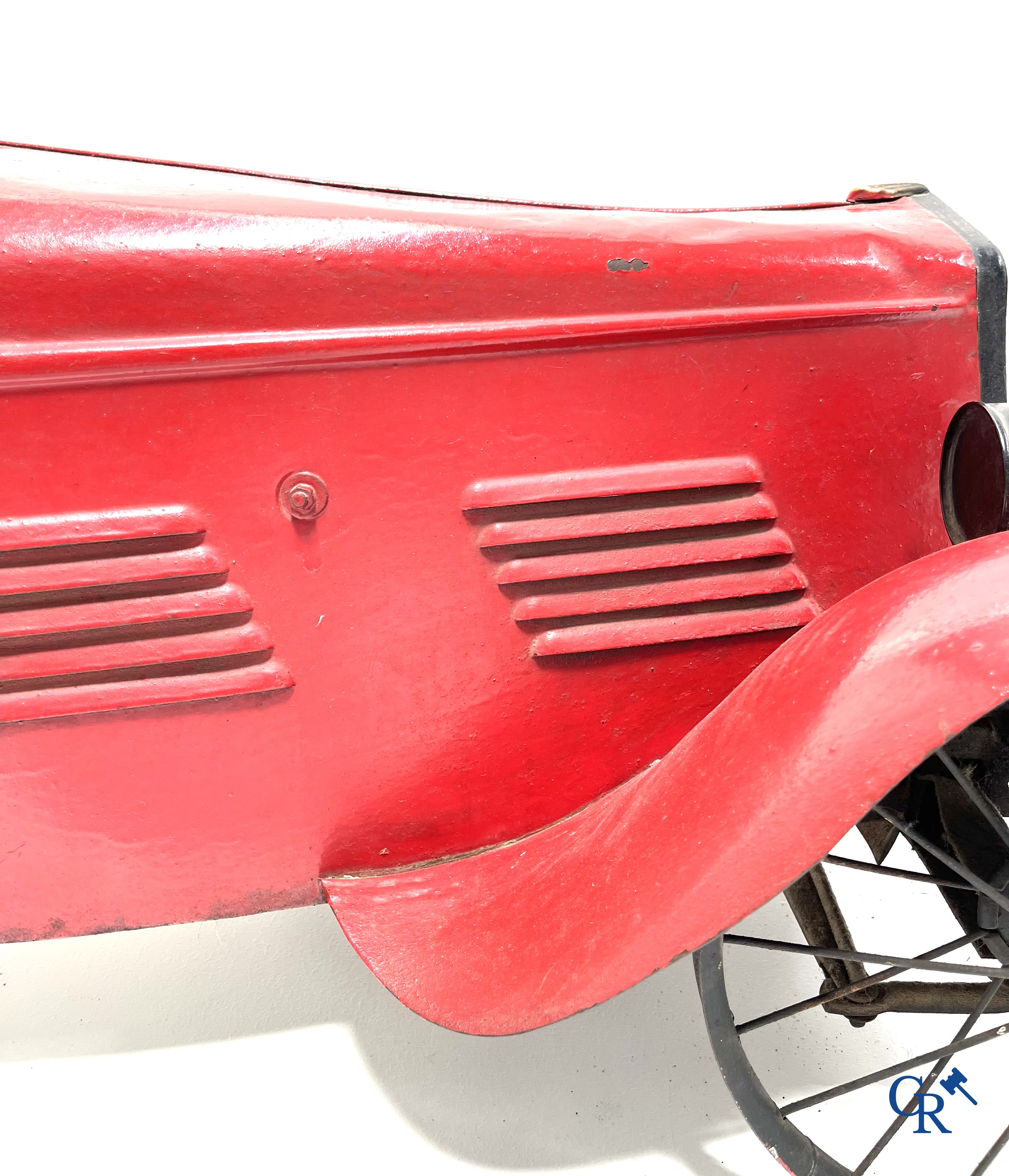 Eureka, model Delage. Luxe uitvoering met spaakwielen, verlichtingssysteem en opendraaiend kofferdeksel. Circa 1930.