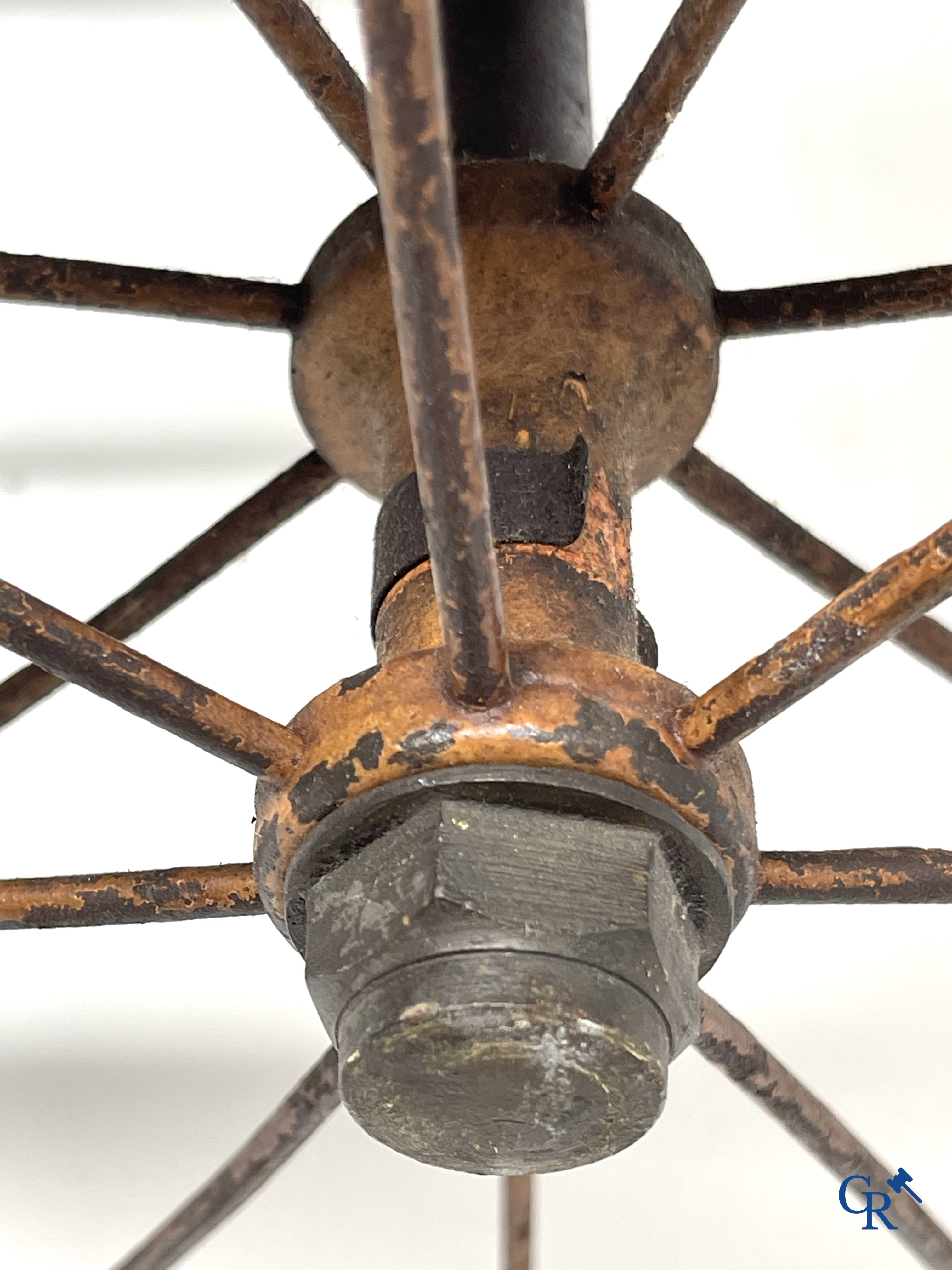 Zeldzame mechanische kinderkar in gevlochten riet en beschilderd metaal ontworpen door Peugeot. Circa 1900.