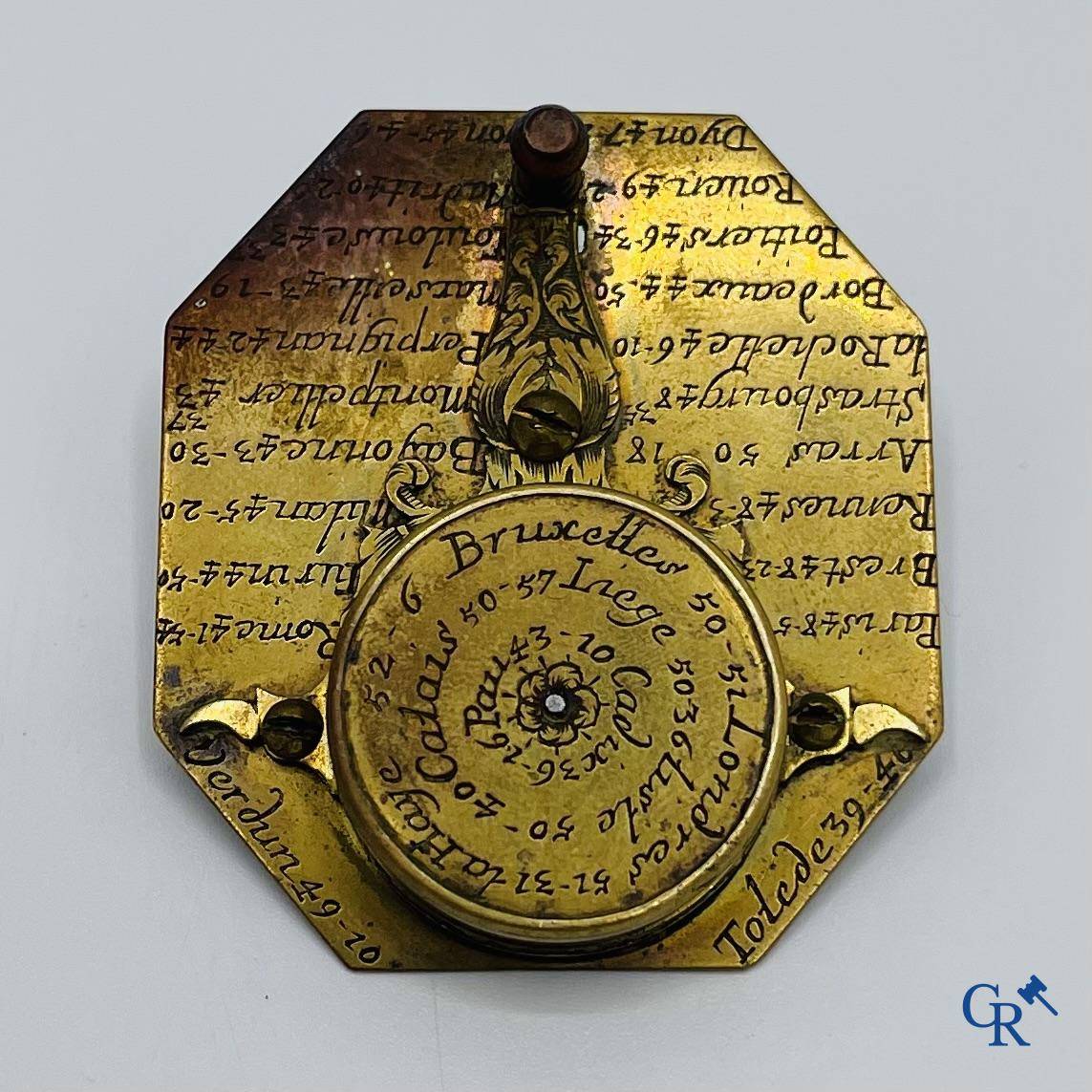 Lemaire à Paris: Cadran solaire octogonal et boussole. Début du XVIIIe siècle.