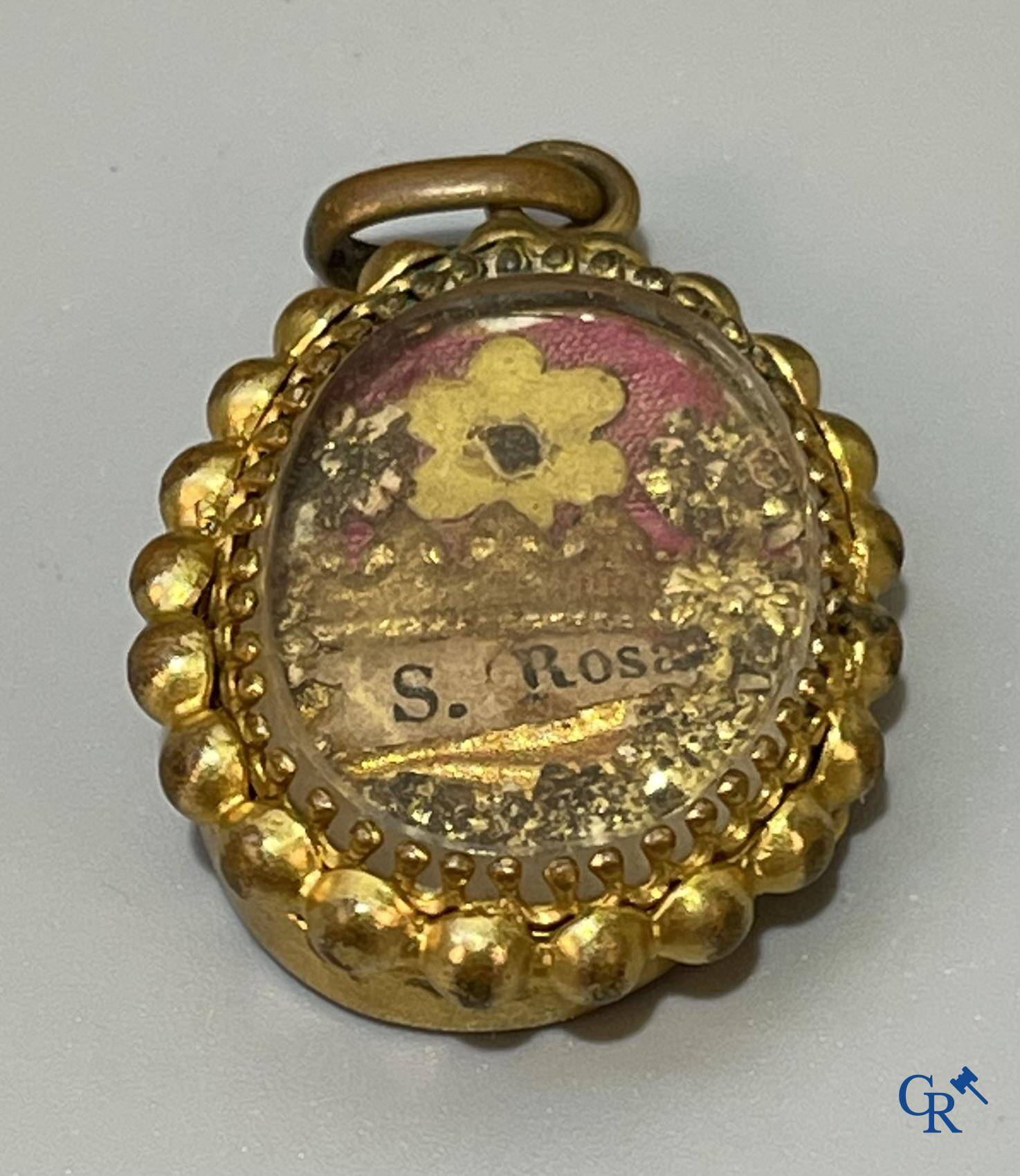 A lot with various religious objects and brocante. Including 2 frames in sepiolite, ex voto hearts, etc.