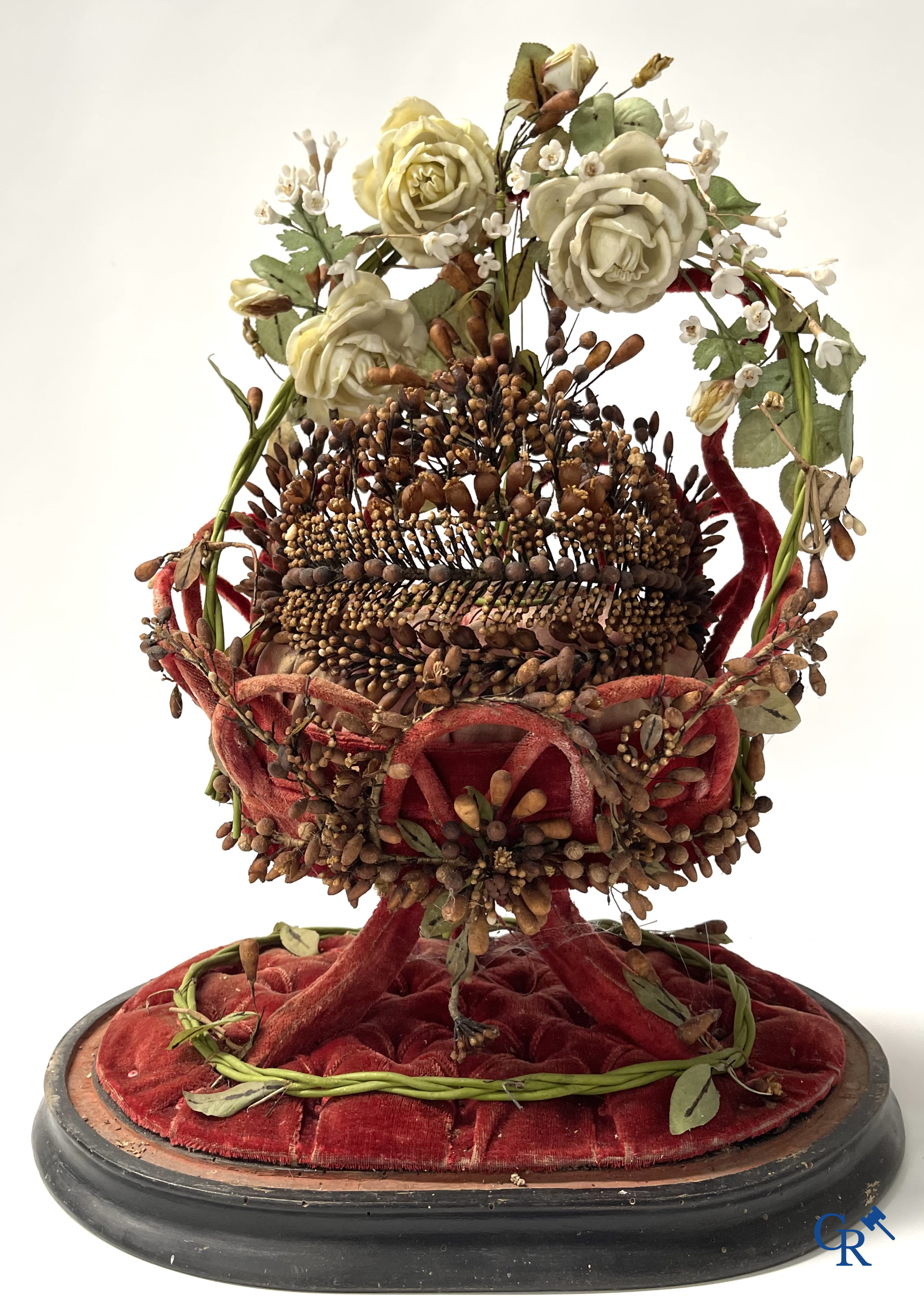 2 exceptional globes in glass with a wedding bouquet in basket shape, decorated with flowers in fine porcelain. Circa 1900.