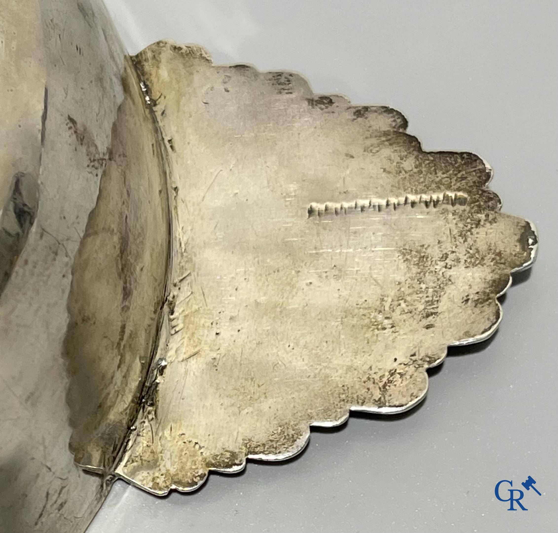 Ecuelle à bouillon couvert ronde en argent avec 2 poignées plates et couvercle légèrement incurvé. Bruxelles ou Namur, XVIIIème siècle.