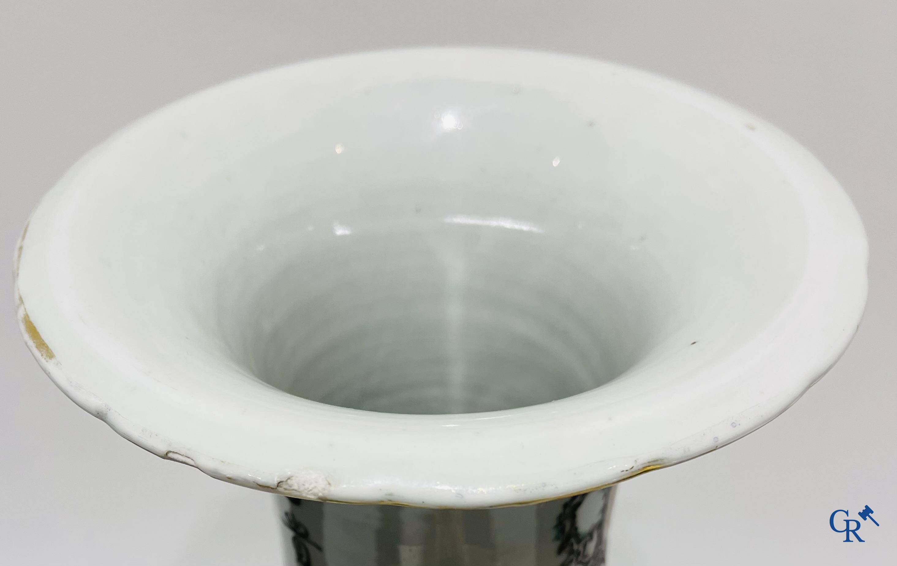 Art Asiatique, porcelaine chinoise. Une paire de vases chinois avec calligraphie.