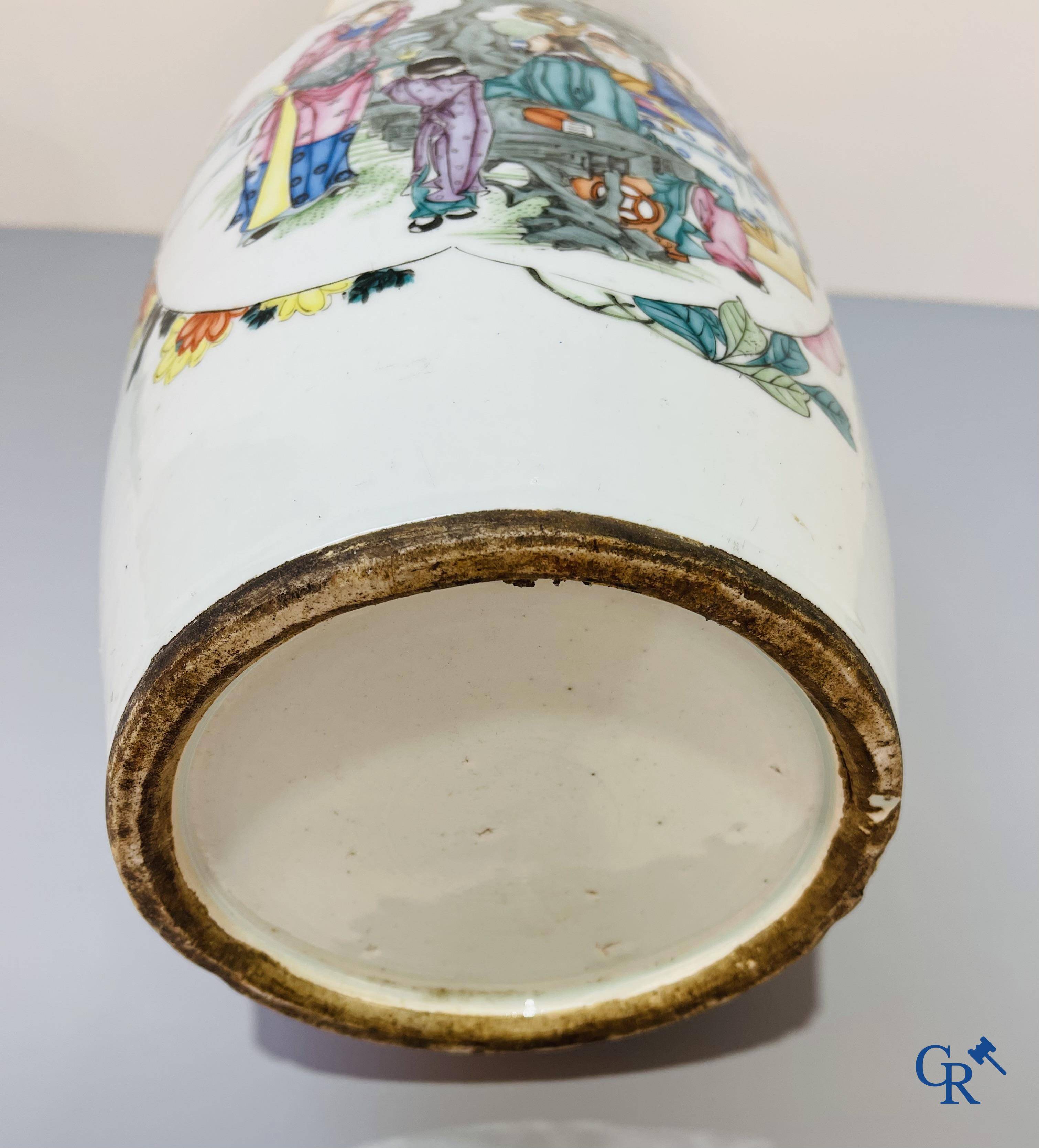 Art Asiatique, porcelaine chinoise, un vase chinois à double décor avec des sages. Période République.