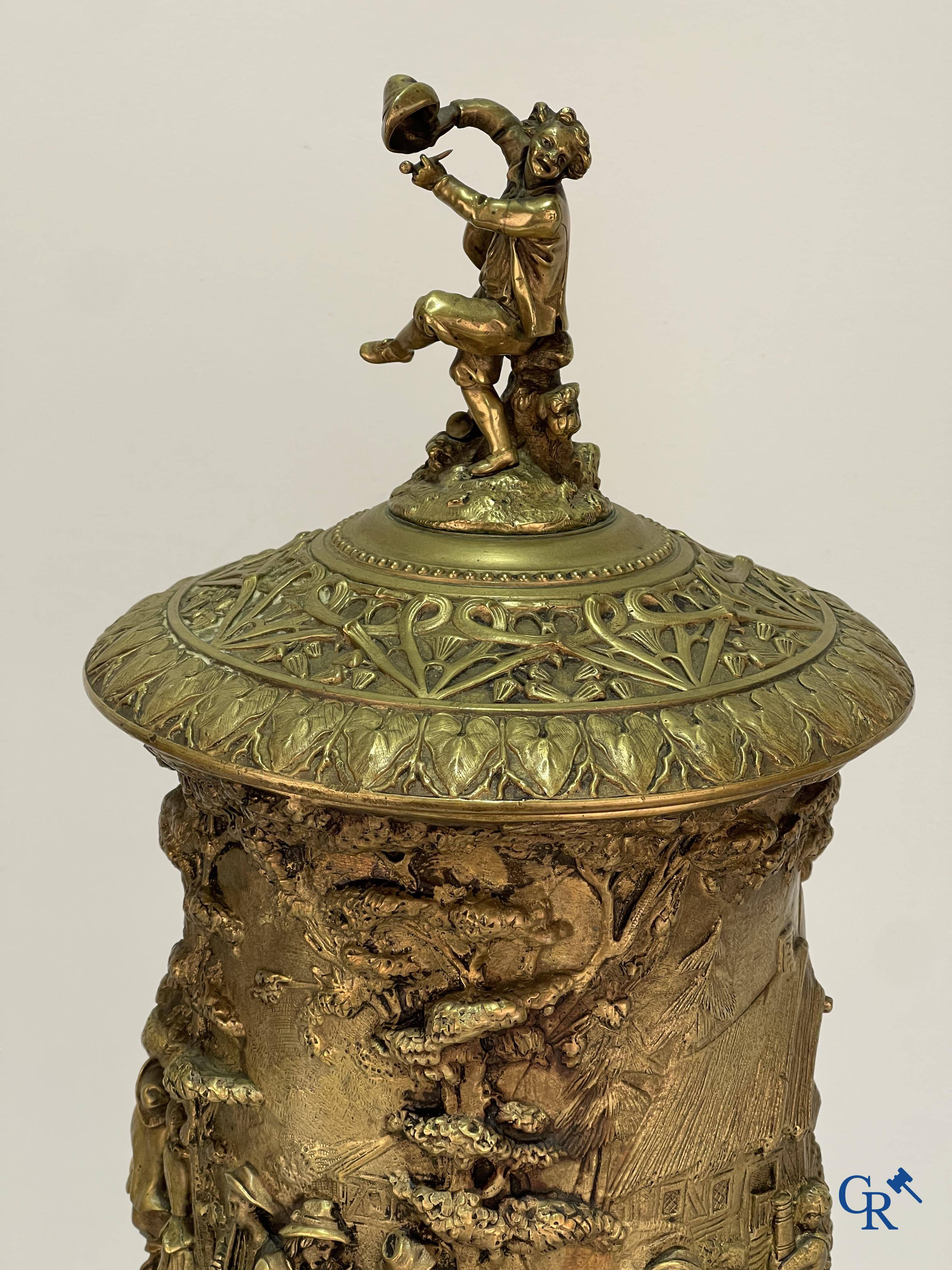 Un imposant pot à tabac en bronze finement travaillée avec les inscriptions "aimer, danser, fumer, boire".<br />
19ème siècle.