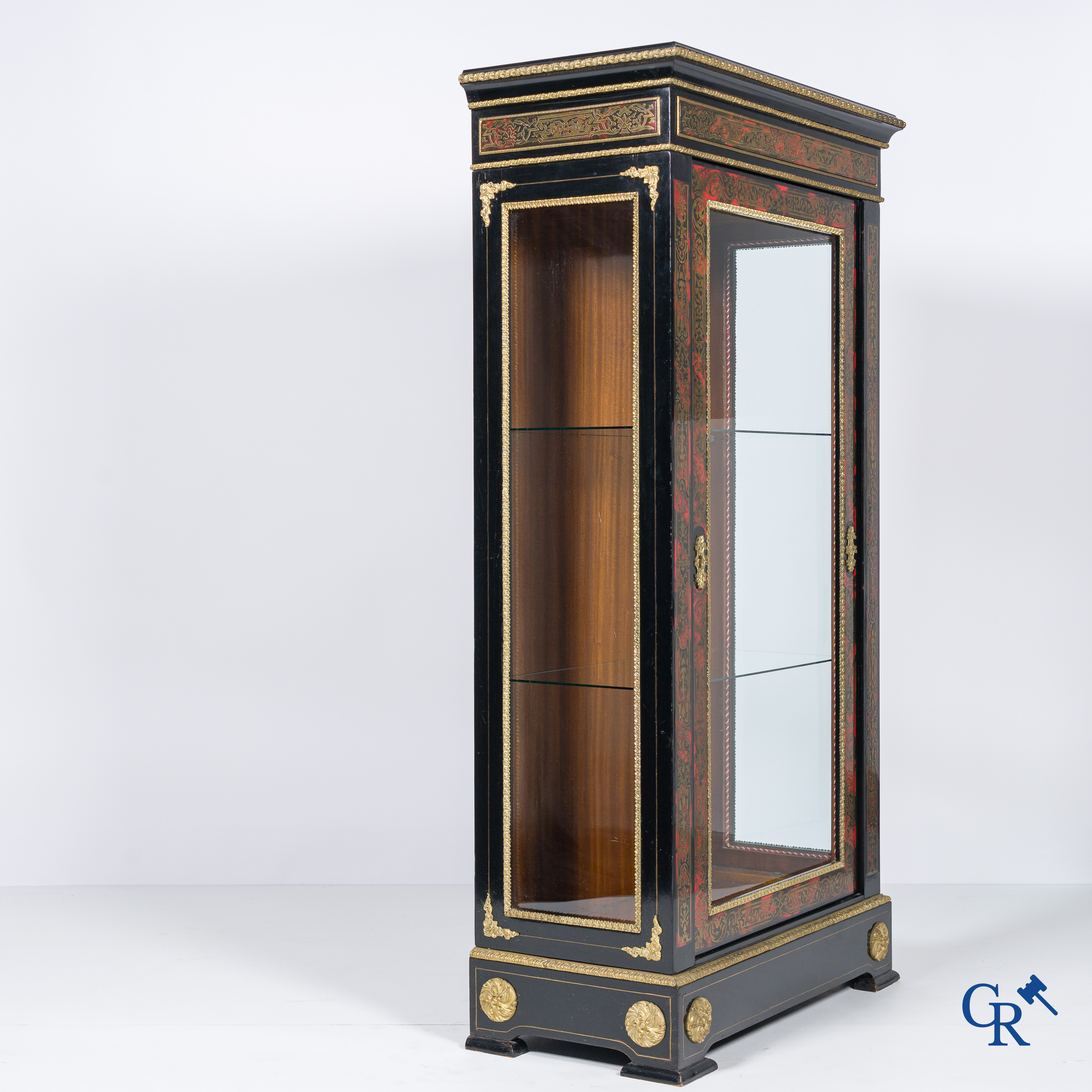 Een 1 deurs vitrine meubel met Boulle marqueterie. 19de eeuw.