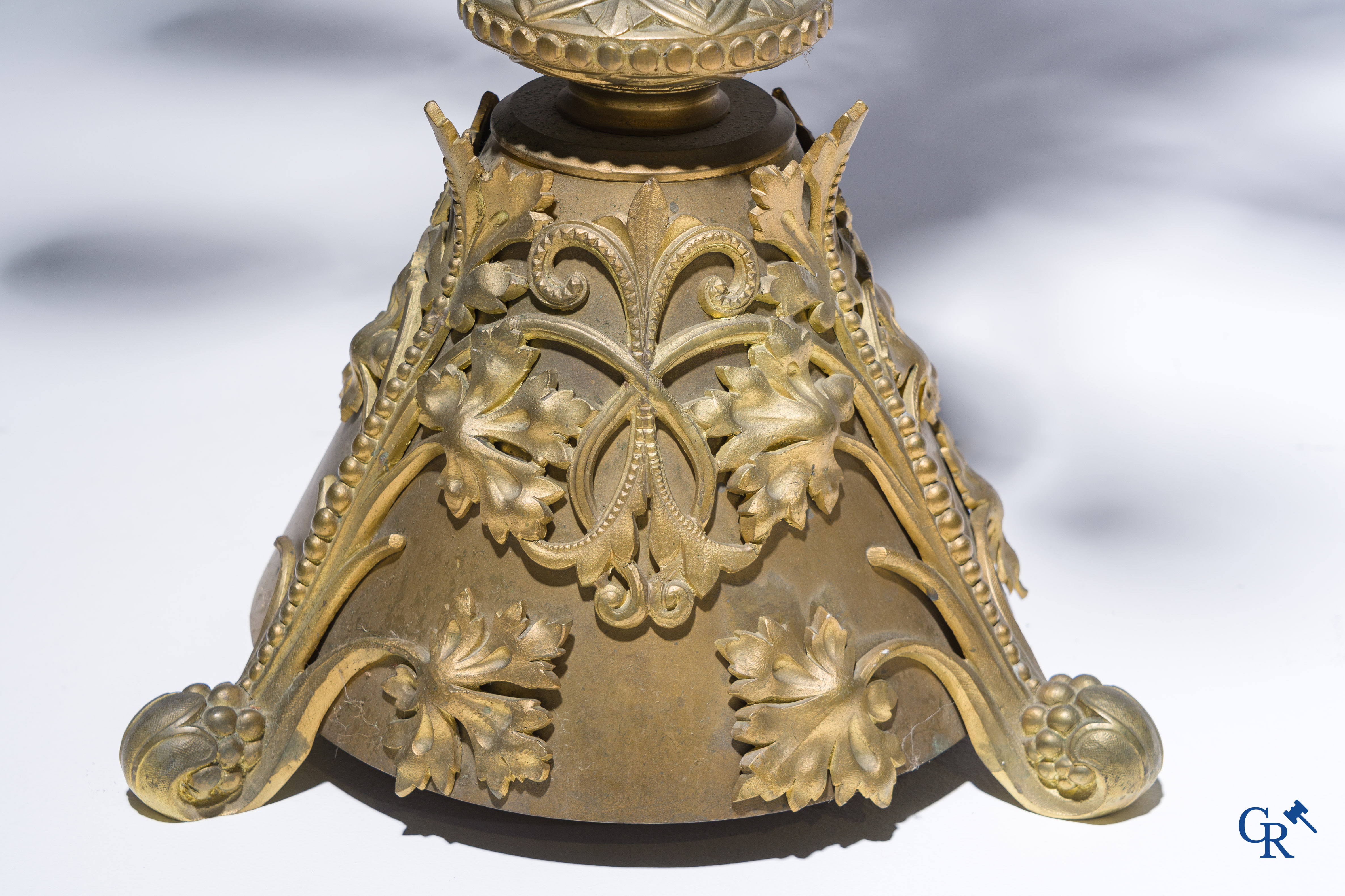 Religieuze objecten, 2 imposante bronzen kerkkandelaars in Neo-gotische stijl. Eind 19e eeuw.